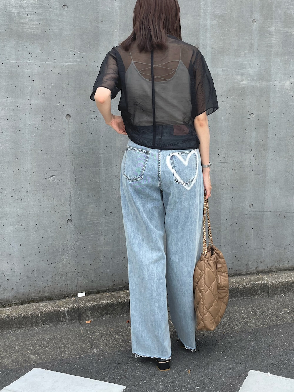 ブラック系のシャツ/ブラウス、ブルー系のデニムパンツ、ブラウン系のトートバッグを着用したレディースの夏コーディネートの2枚目の写真