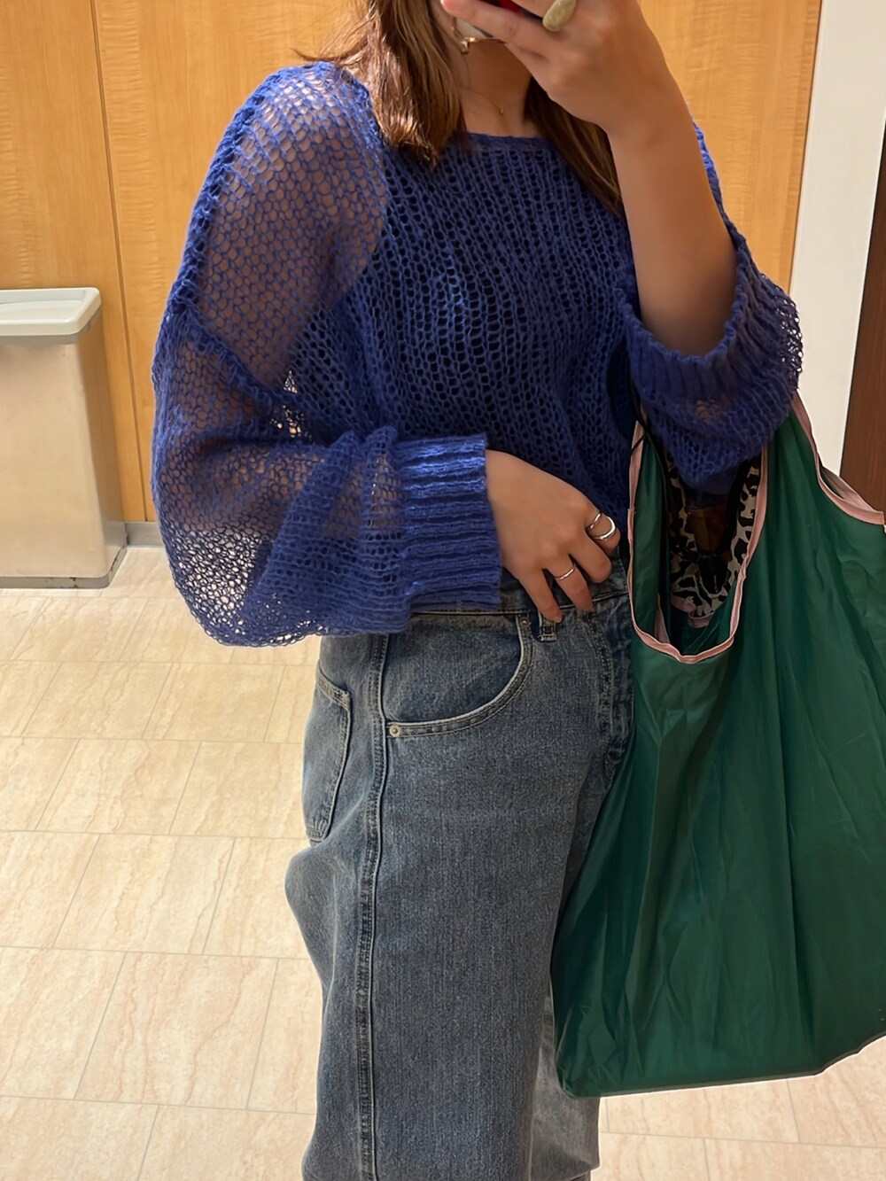 ブルー系のニット/セーター、ブルー系のその他パンツを着用したレディースの秋コーディネートの2枚目の写真