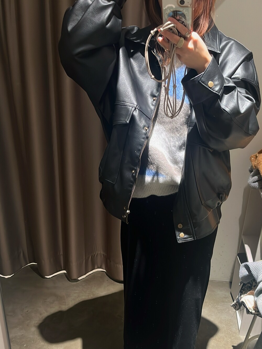 「しまむら、プチプラ、プチプラコーデ、低身長、低身長コーデ、ベロア、ローファー、冬服、きれいめカジュアル、オトナカジュアル、冬アウター、シンプル」｜「DISCOATのベロアスカート（スカート、ブラック系）」を使った、akaneさん（レディース・153cm）の冬コーディネートの2枚目の写真