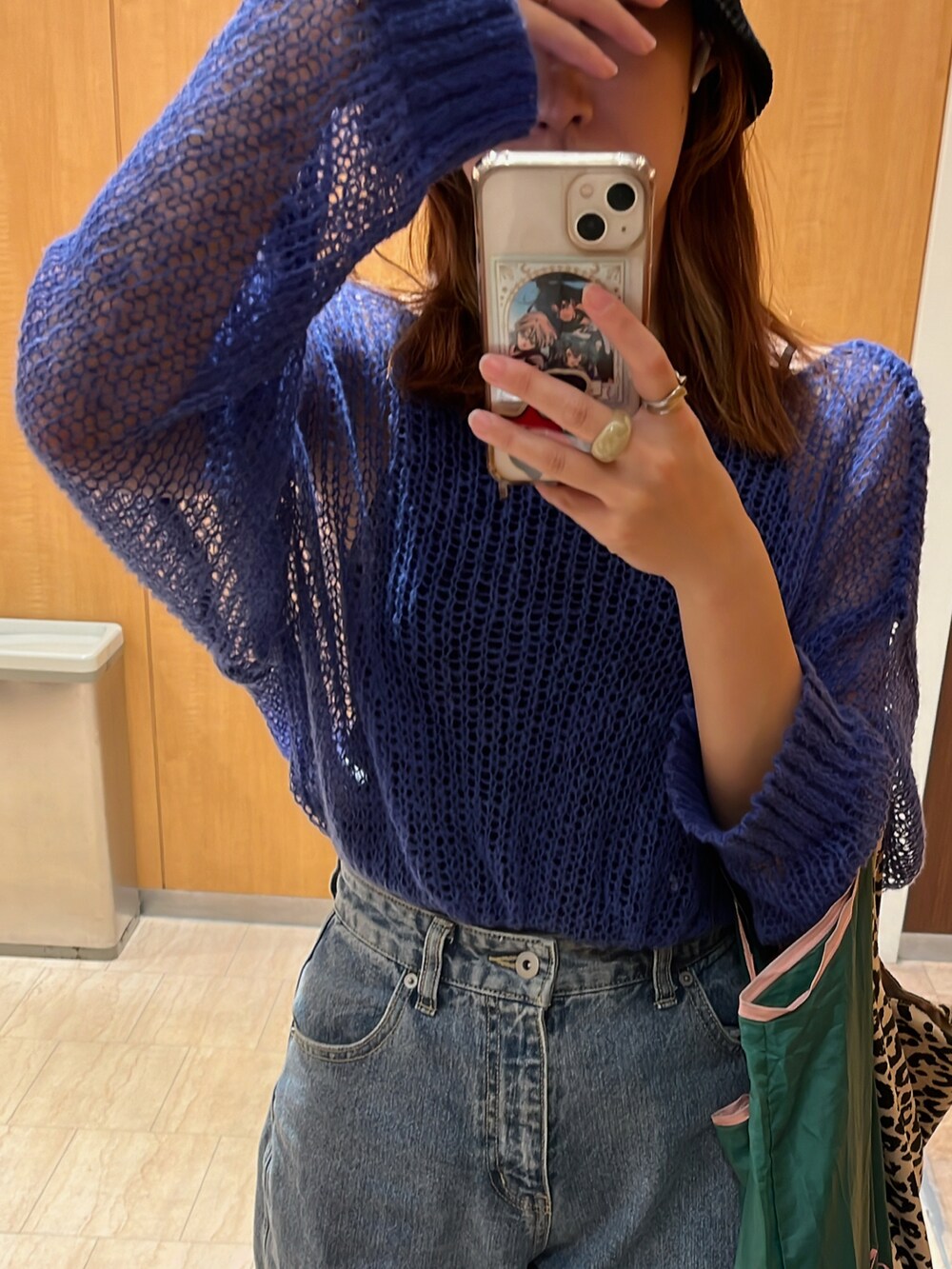 ブルー系のニット/セーター、ブルー系のその他パンツを着用したレディースの秋コーディネートの4枚目の写真