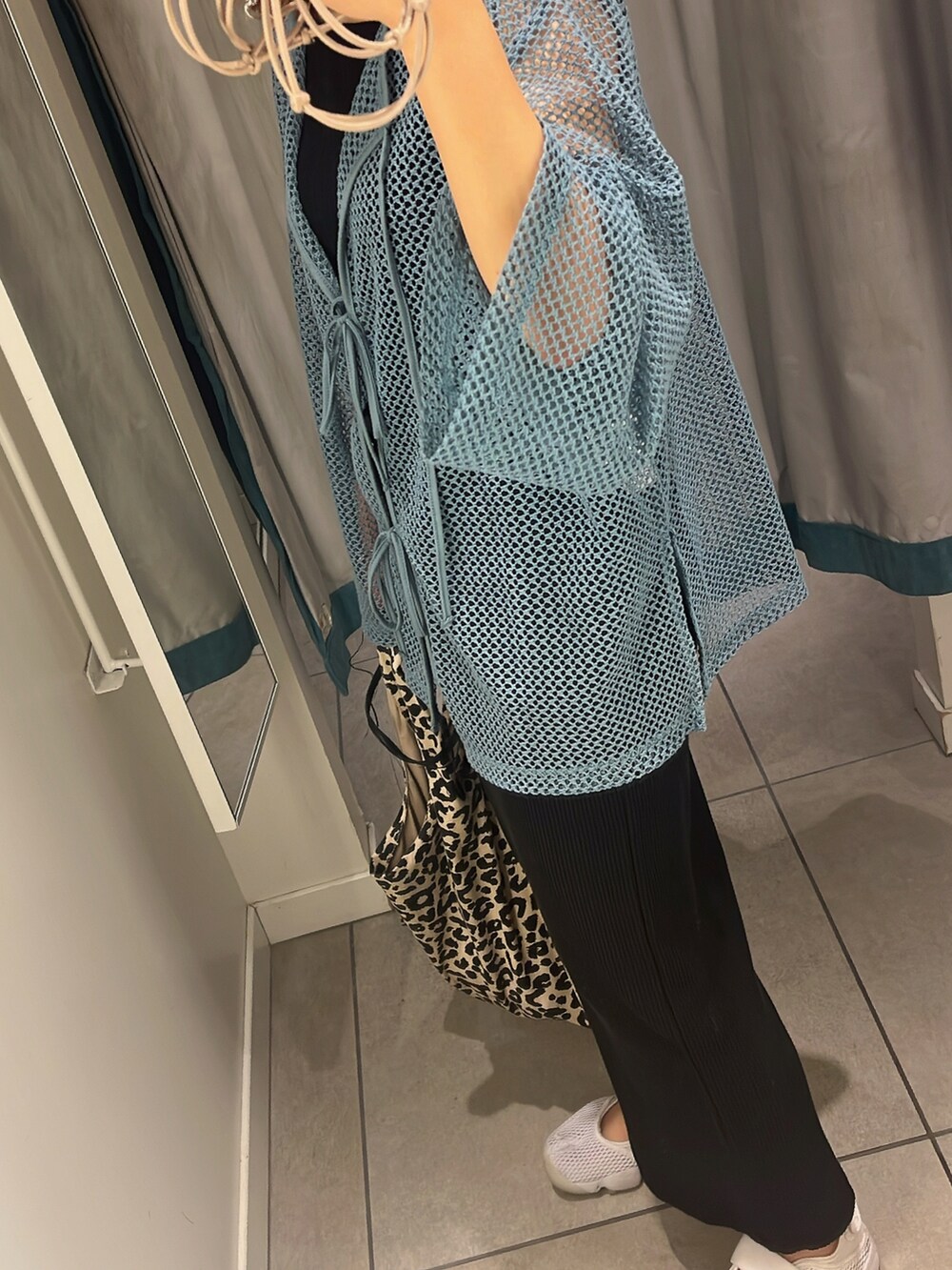 ブラック系のスカート、ブルー系のカーディガン/ボレロ、ブラック系のキャミソールを着用したレディースの夏コーディネートの3枚目の写真