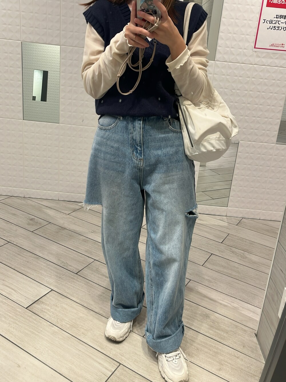 ブルー系のベスト、ホワイト系のTシャツ/カットソー、ブルー系のデニムパンツを着用したレディースの冬コーディネートの2枚目の写真