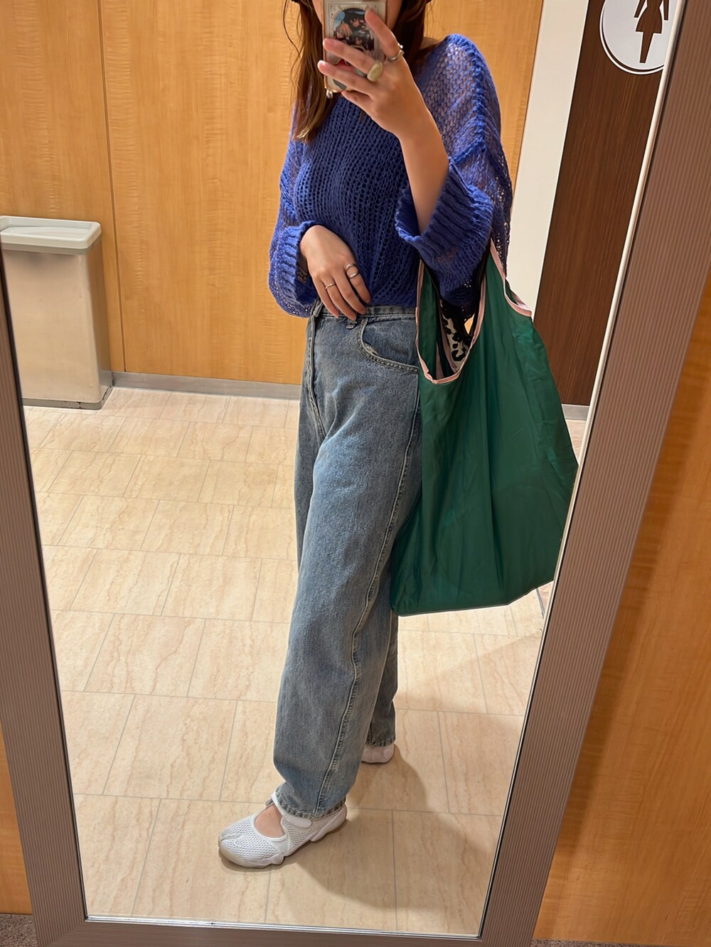 ブルー系のニット/セーター、ブルー系のその他パンツを着用したレディースの秋コーディネートの3枚目の写真