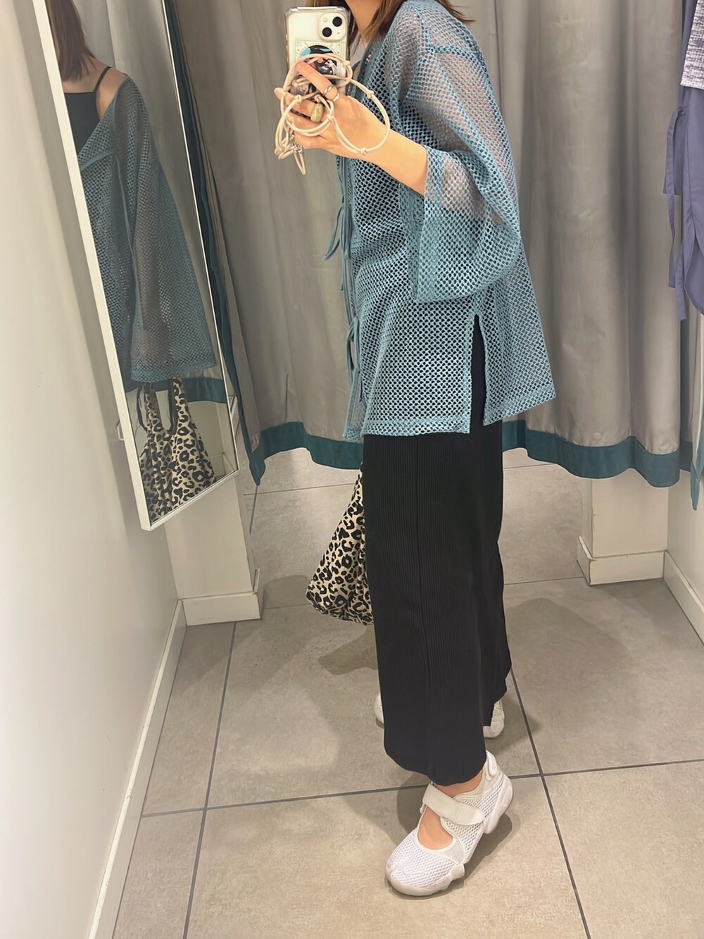 ブラック系のスカート、ブルー系のカーディガン/ボレロ、ブラック系のキャミソールを着用したレディースの夏コーディネートの4枚目の写真