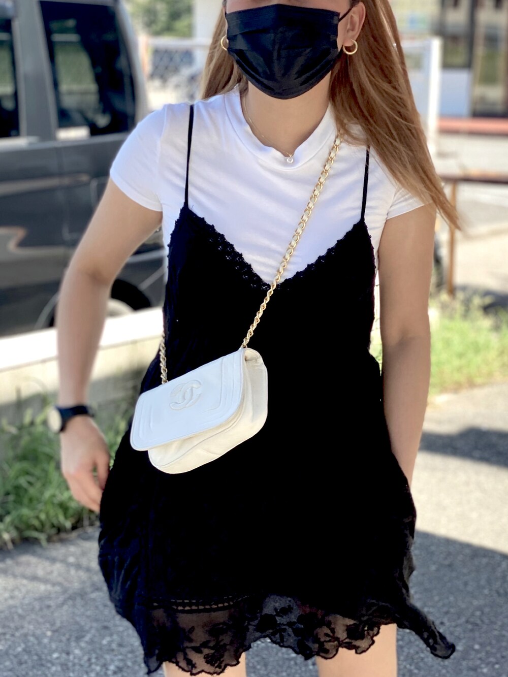 ブラック系のつなぎ/オールインワン、ホワイト系のショルダーバッグ、ホワイト系のTシャツ/カットソーを着用したレディースの夏コーディネートの2枚目の写真