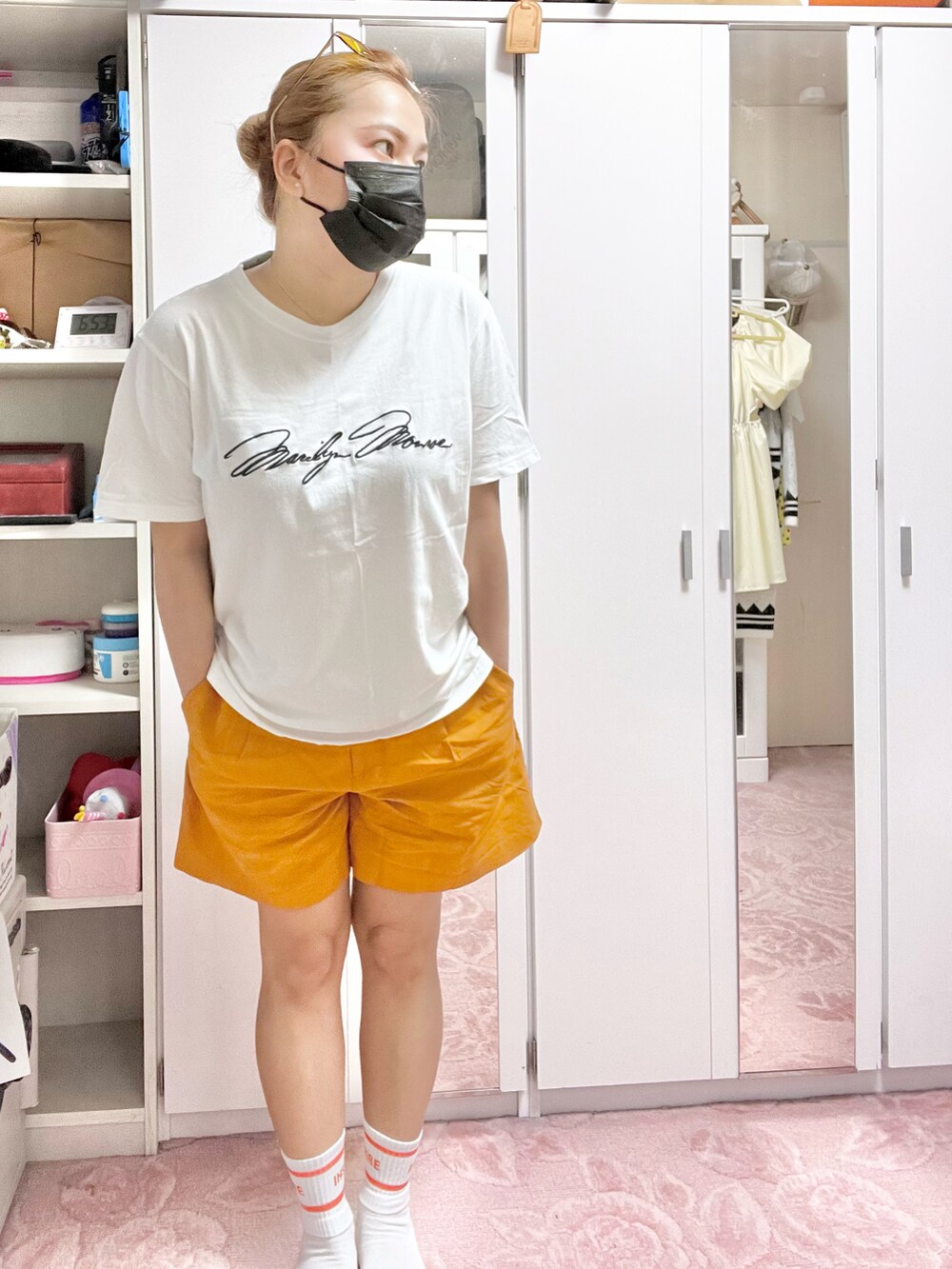 ホワイト系のTシャツ/カットソー、ブラウン系のショルダーバッグ、オレンジ系のその他を着用したレディースの夏コーディネートの2枚目の写真