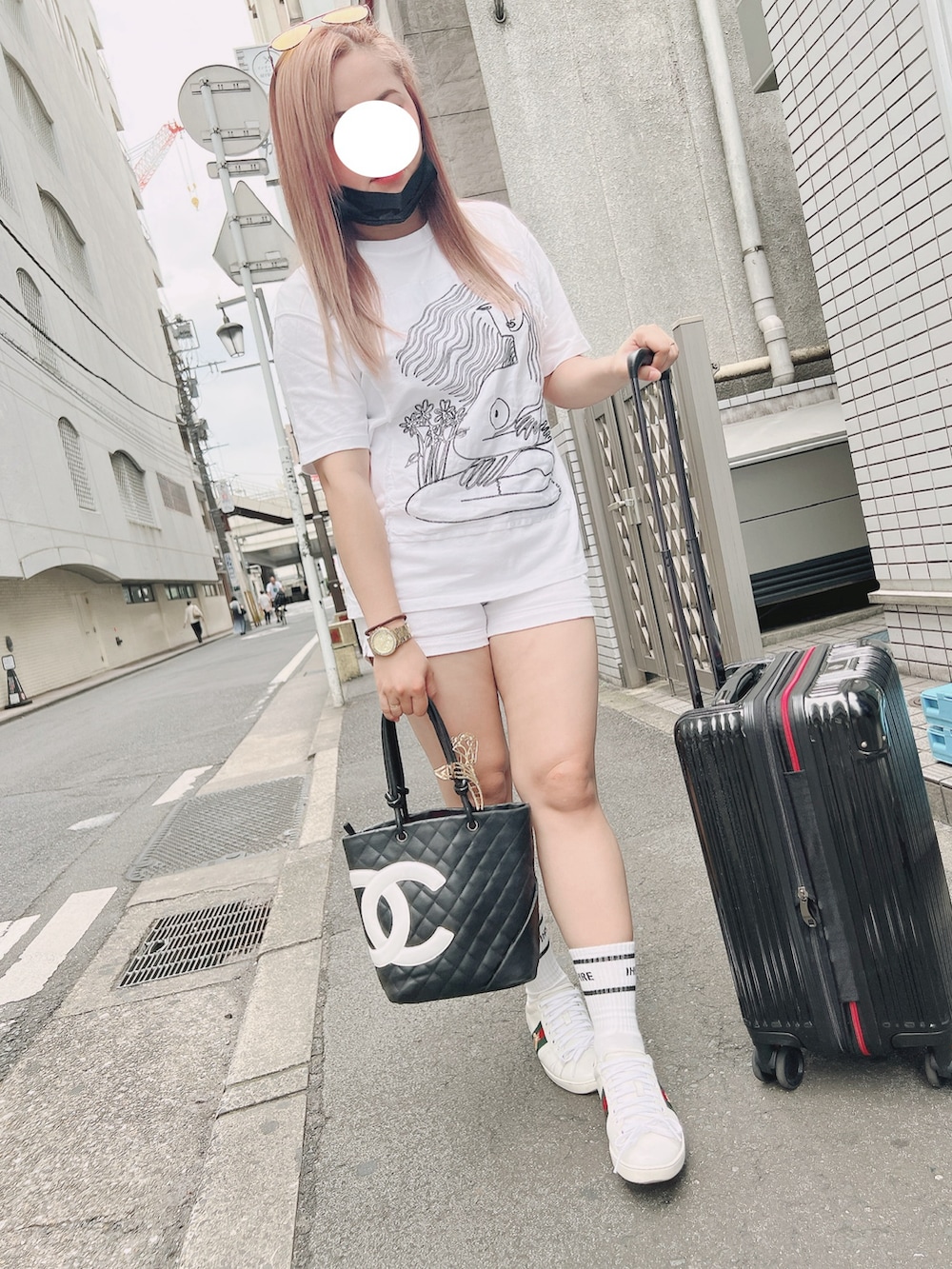 ホワイト系のTシャツ/カットソー、ホワイト系のスニーカー、ブラック系のハンドバッグを着用したレディースの秋コーディネートの2枚目の写真