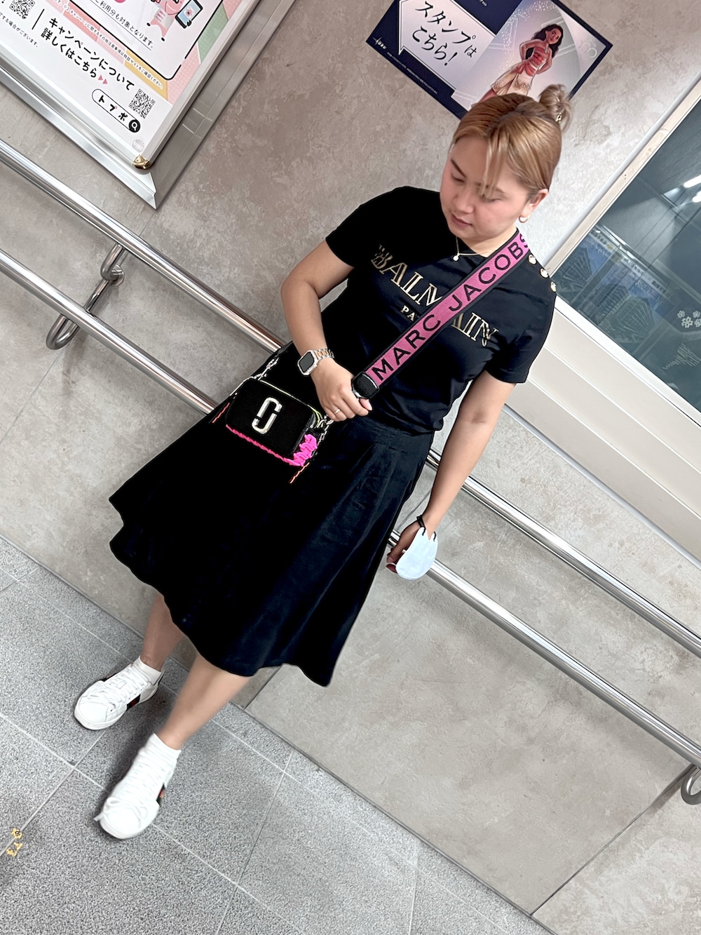 ブラック系のショルダーバッグ、ホワイト系のスニーカー、ブラック系のTシャツ/カットソーを着用したレディースの夏コーディネートの2枚目の写真