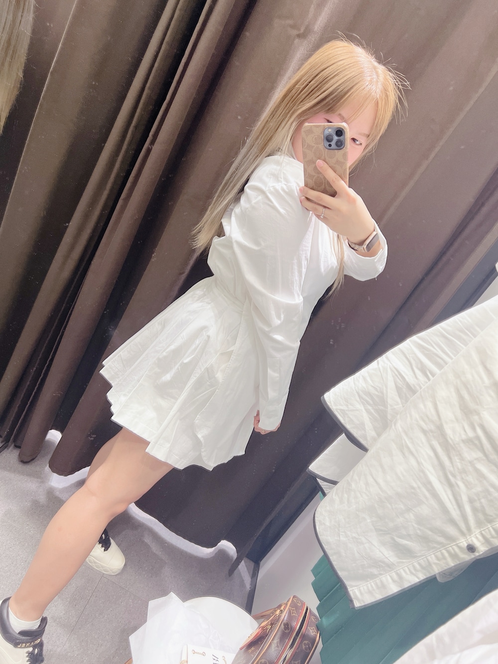 ホワイト系のワンピース、ホワイト系のスニーカーを着用したレディースの秋コーディネートの2枚目の写真