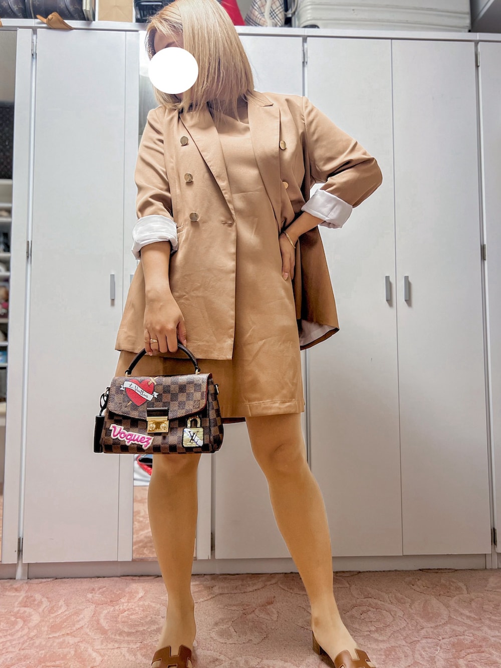 ブラウン系のハンドバッグ、ブラウン系のサンダルを着用したレディースの秋コーディネートの4枚目の写真