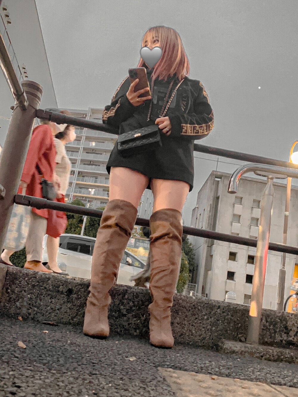 ブラック系のパーカー、ブラック系のショルダーバッグを着用したレディースの秋コーディネートの2枚目の写真