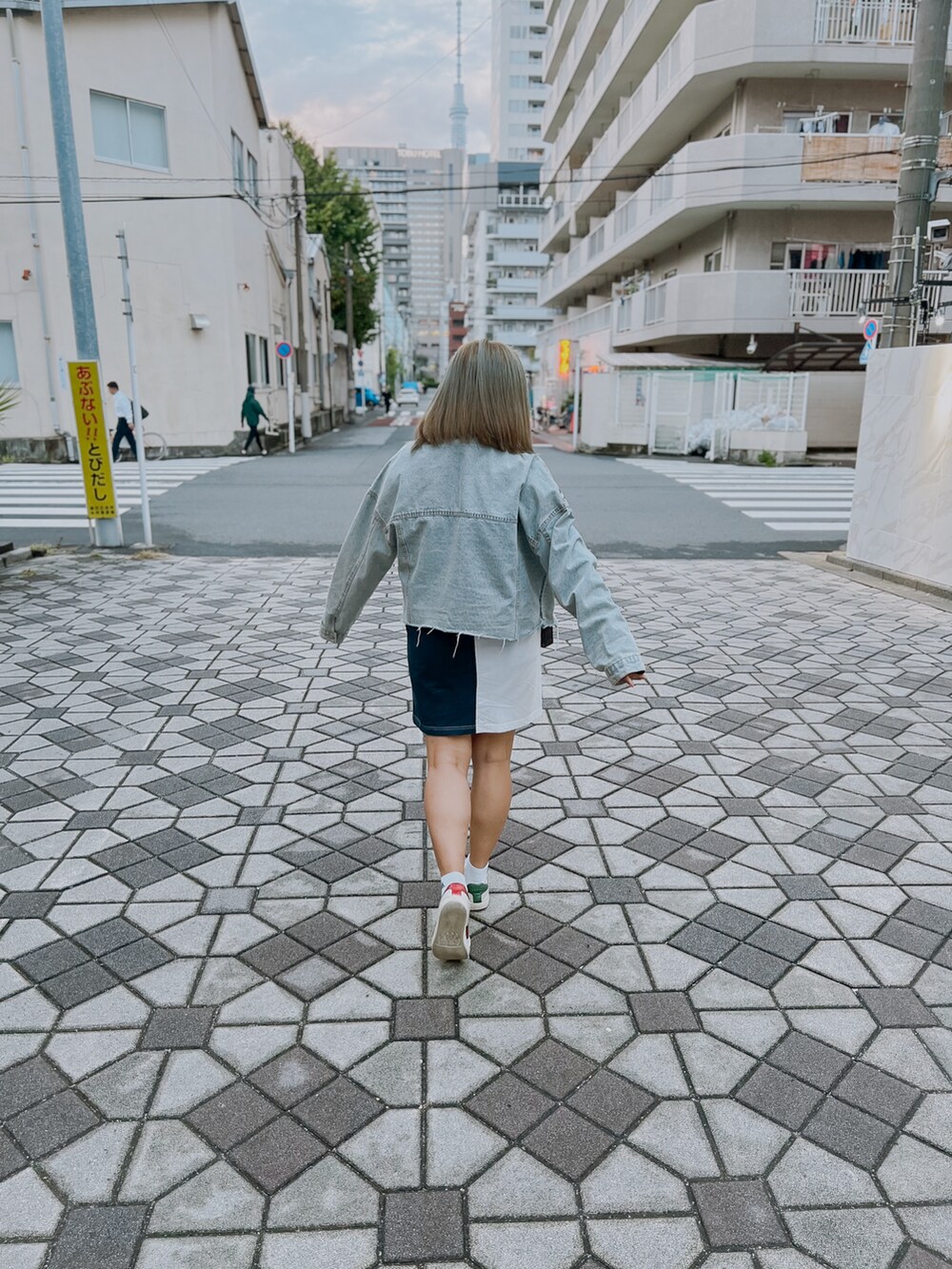 ホワイト系のスニーカー、ホワイト系のワンピース/ドレス、ブラウン系のショルダーバッグを着用したレディースの秋コーディネートの2枚目の写真