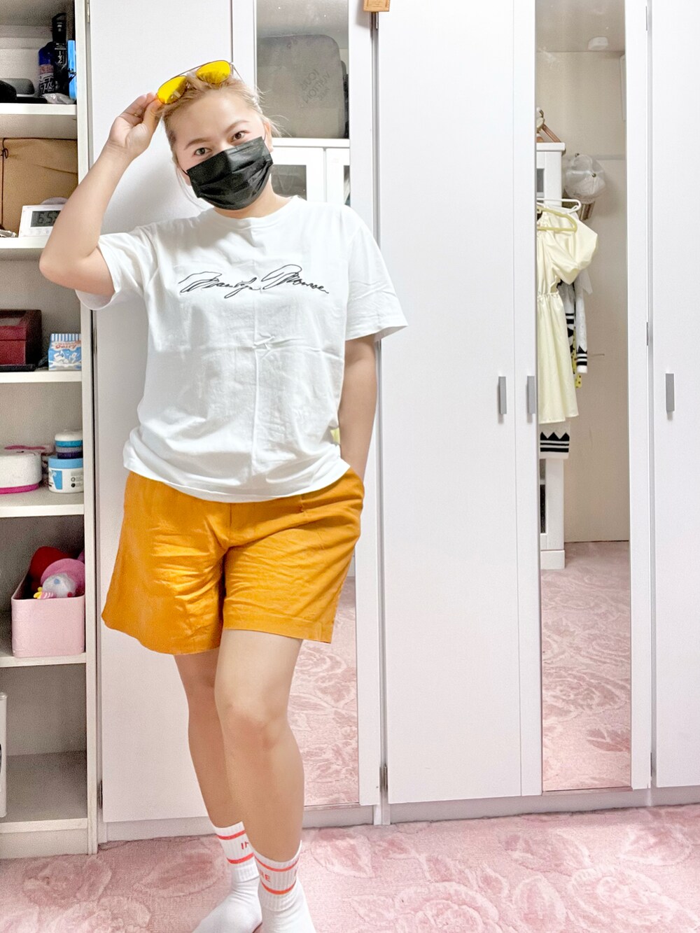 ホワイト系のTシャツ/カットソー、ブラウン系のショルダーバッグ、オレンジ系のその他を着用したレディースの夏コーディネートの3枚目の写真