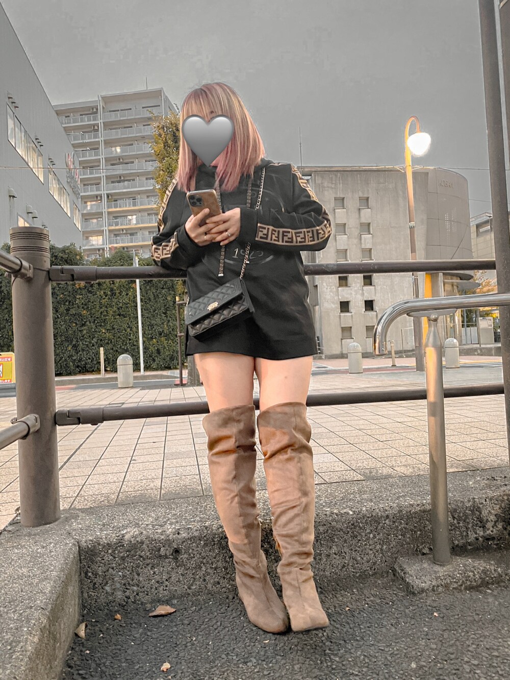 ブラック系のパーカー、ブラック系のショルダーバッグを着用したレディースの秋コーディネートの3枚目の写真