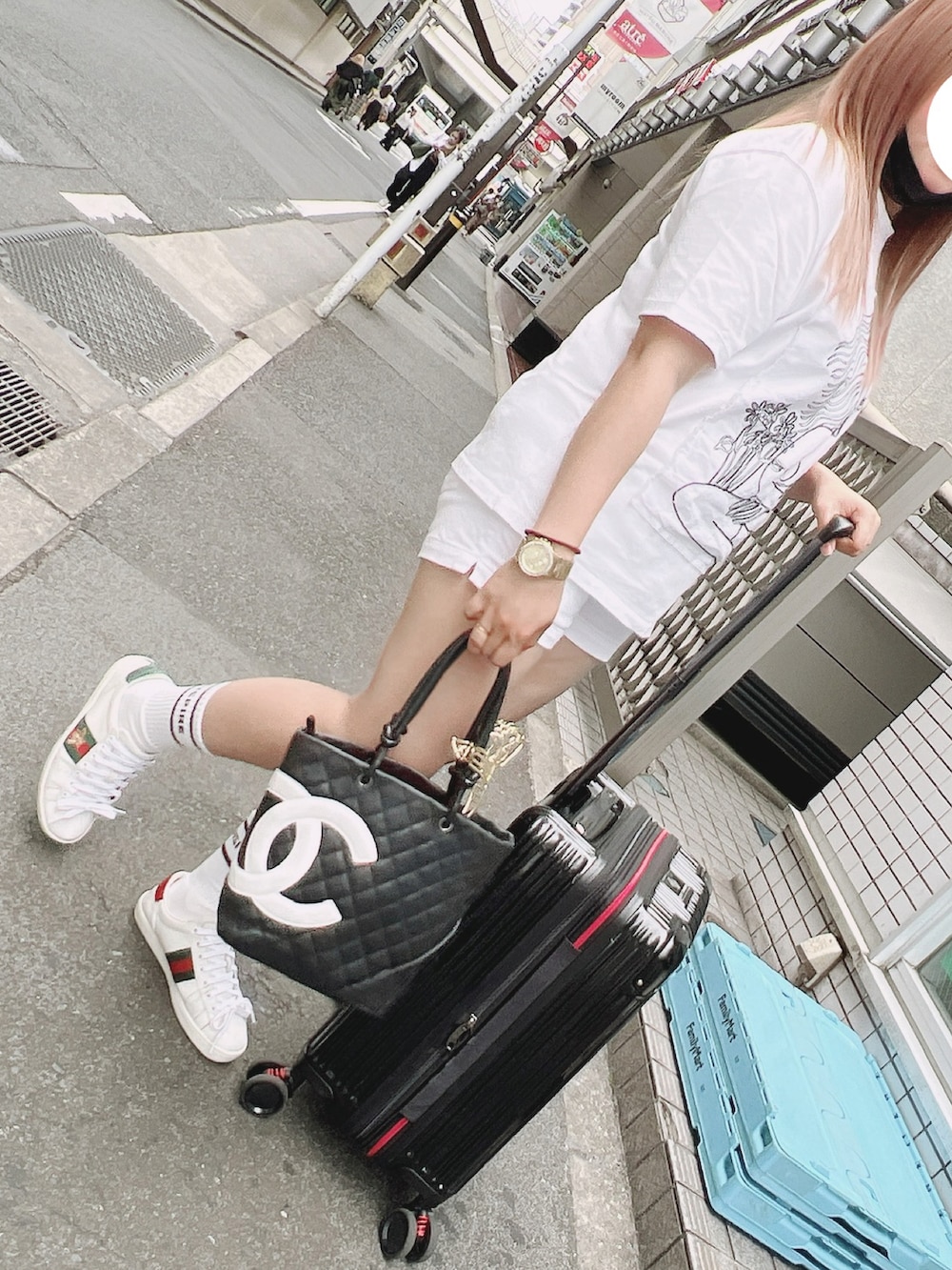 ホワイト系のTシャツ/カットソー、ホワイト系のスニーカー、ブラック系のハンドバッグを着用したレディースの秋コーディネートの3枚目の写真