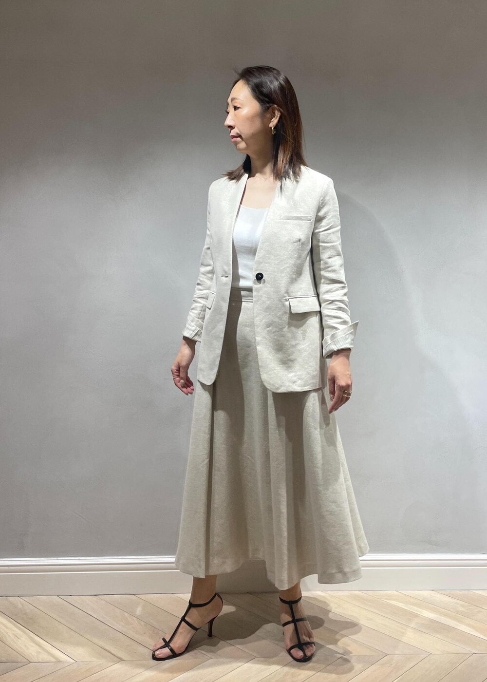 「リネン、麻、ラメ、アナグラム、ニットキャミ、ニット、ベージュ、スカート、フレア、フレアスカート、セットアップ、雑誌掲載、ROPÉ、ミニバッグ、24SS春の新作」｜「ROPE'のAnna Bag （アンナ バッグ）【雑誌掲載】【メディア掲載】（ハンドバッグ、ブラック系）」を使った、satoさん（レディース・167cm）の春コーディネートの2枚目の写真