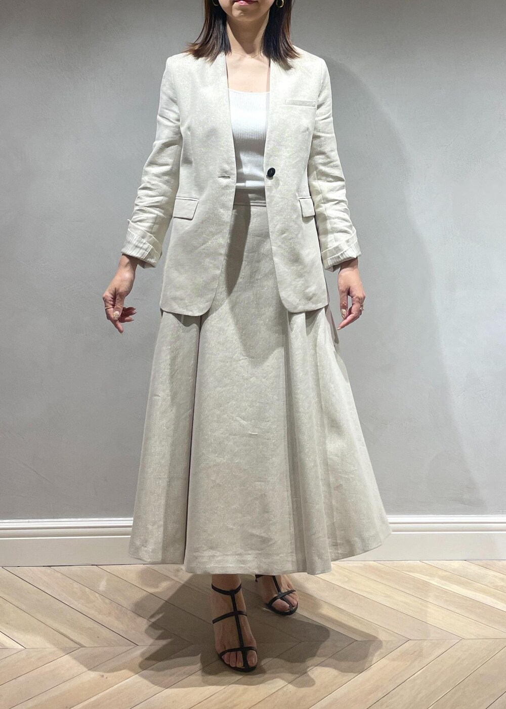 「リネン、麻、ラメ、アナグラム、ニットキャミ、ニット、ベージュ、スカート、フレア、フレアスカート、セットアップ、雑誌掲載、ROPÉ、ミニバッグ、24SS春の新作」｜「ROPE'のAnna Bag （アンナ バッグ）【雑誌掲載】【メディア掲載】（ハンドバッグ、ブラック系）」を使った、satoさん（レディース・167cm）の春コーディネートの4枚目の写真