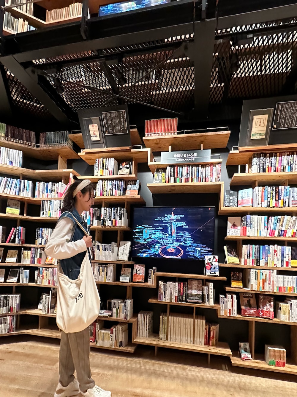 ホワイト系のシャツ/ブラウス、ホワイト系のショルダーバッグ、ブルー系のベストを着用したレディースの秋コーディネートの2枚目の写真
