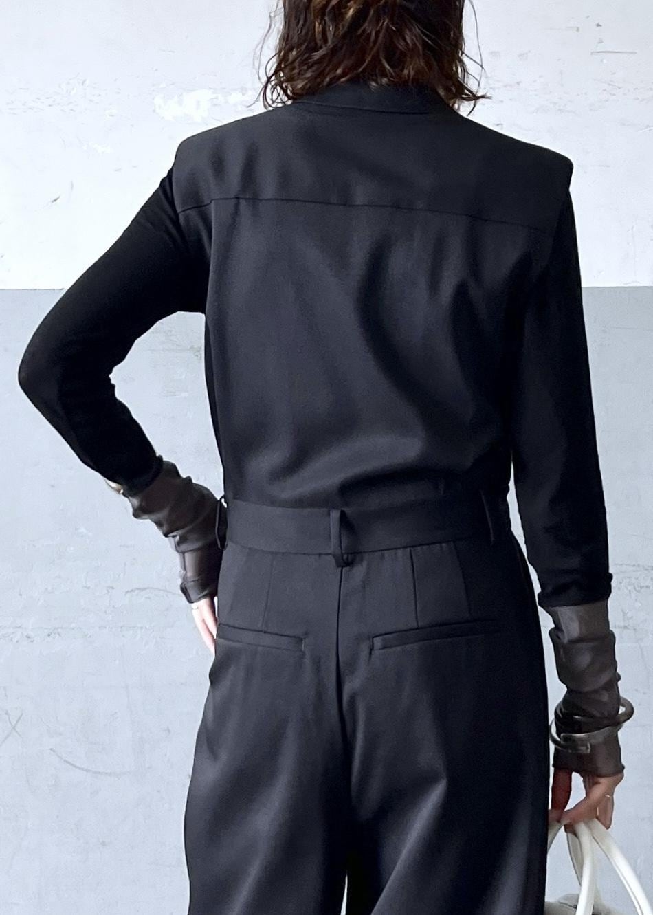 「ホワイト、ブラック、長袖、襟、ワイド、オールインワン、サロペット、パンツ、スニーカー、初秋コーデ、授業参観日コーデ、デートコーデ、大人カジュアル、パンツスタイル、体型カバー」|「ADAM ET ROPE'の【サステナブル】スリーブレスジャンプスーツ(サロペット/オーバーオール、ブラック系)」を使った、tampoさん(レディース・158cm)の秋コーディネートの8枚目の写真