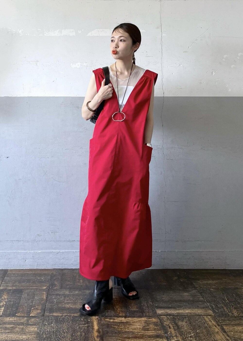 「WEB限定、ロング、ワンピース、レッド、ノースリーブ、マキシ、サンダル、ヒール、ローヒール、ADAM ET ROPÉ、FEMME、骨格ナチュラル、イエベ、大人カジュアル、夏」｜「ADAM ET ROPE'のストレッチブーツサンダル（ブーツ、ブラック系）」を使った、tampoさん（レディース・158cm）の春コーディネートの2枚目の写真