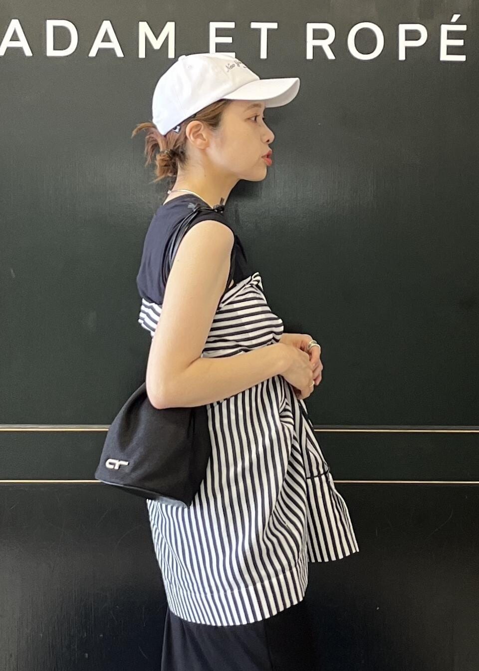 「ナチュラル、イエベ春、イエベスプリング、agnes b.、アニエス ベー、hanes、ヘインズ、sporty&rich、スポーティー&リッチ、タイトスカート、ブラック、クルーネック、ストライプ、サンダル、ADAM ET ROPÉ」|「agnes b.の【agnes b. pour ADAM ET ROPE'】JUPE PRESSIONS LONG(スカート、ブラック系)」を使った、tampoさん(レディース・158cm)の夏コーディネートの5枚目の写真