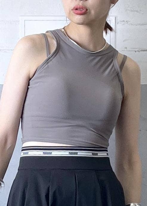 「別注、スピード、speedo、水着、グレー、ブラック、スカート、ハイウエスト、タック、スニーカー、ADAM ET ROPÉ、FEMME、骨格ナチュラル、イエベ、夏」｜「ADAM ET ROPE'の【サステナブル】ムスビショルダーバッグ（ショルダーバッグ、ブラック系）」を使った、tampoさん（レディース・158cm）の春コーディネートの5枚目の写真