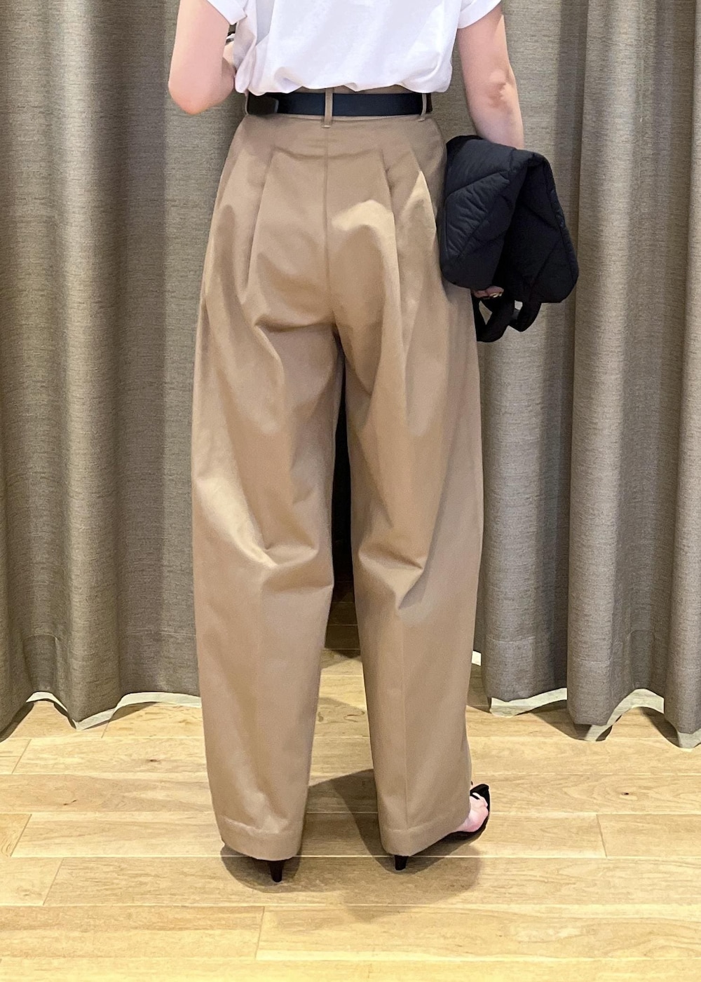 「イエベ春、イエベスプリング、ナチュラル、ganni、ガニー、ナンバリング、numbering、ヒール、ベルト、ホワイト、Tシャツ、ロゴ、半袖、クルーネック、プリント」|「ADAM ET ROPE'の【サステナブル】スクエアバックルワイドベルト(ベルト、ブラック系)」を使った、tampoさん(レディース・158cm)の夏コーディネートの10枚目の写真