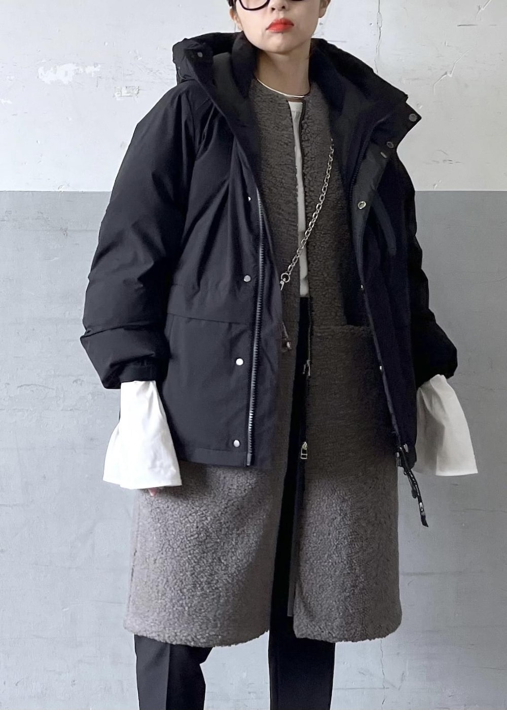 「ボア、ブラック、グレー、長袖、コート、ダウン、パンツ、ADAM ET ROPÉ、FEMME、HOMME、UNISEX、骨格ナチュラル、イエベ、カジュアル、大人カジュアル」｜「ADAM ET ROPE'の【ALLIED/アライド】ショートダウンジャケット / 防水性 / 透湿性 / 保温性 / ユニセックス（ダウンジャケット/コート、ブラック系）」を使った、tampoさん（レディース・158cm）の秋コーディネートの4枚目の写真