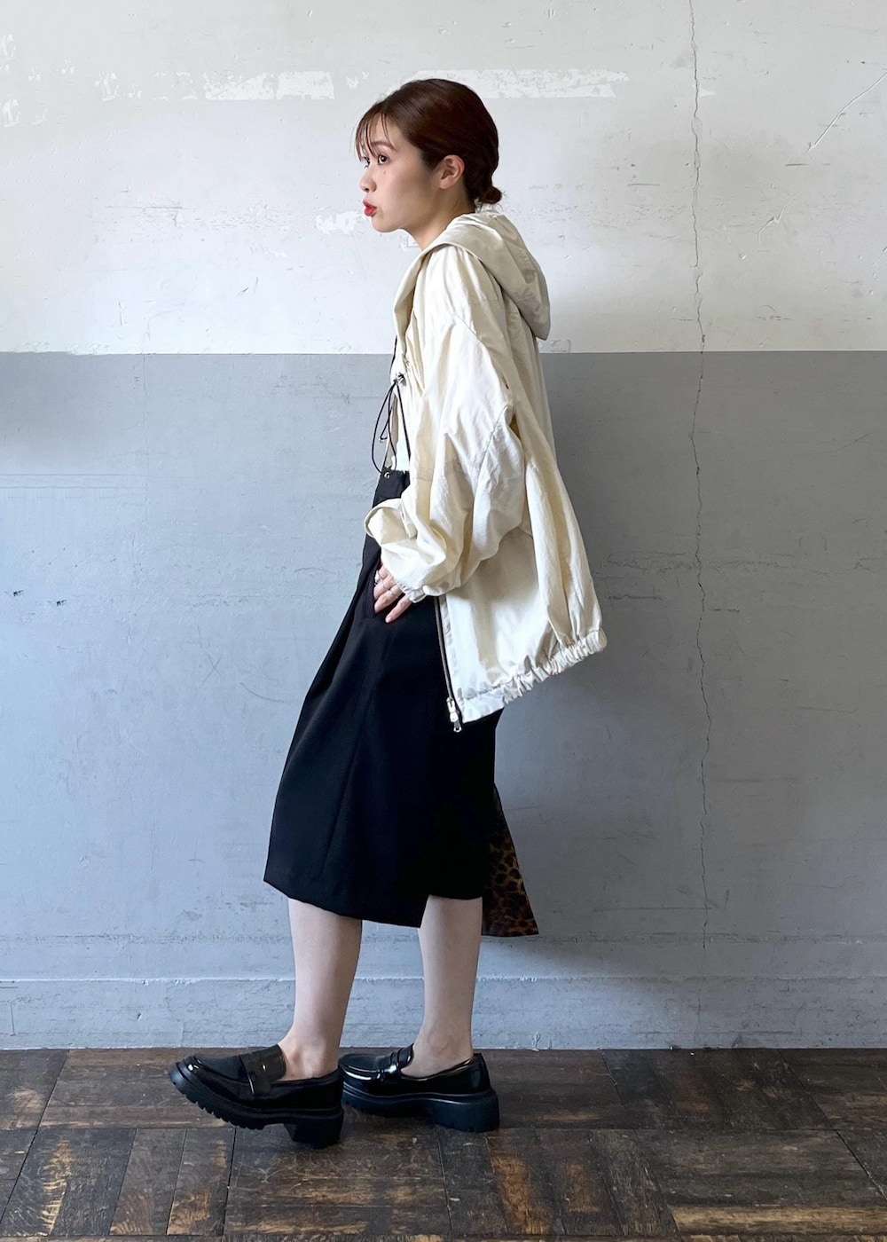「ハーフパンツ、FEMME、骨格ナチュラル、イエベ、カジュアル、アウトドア、春、夏、秋、春ファッション、夏ファッション、秋ファッション、スタイルカバー、オーバーサイズ、ビッグシルエット」｜「ADAM ET ROPE'のウォータープルーフコインローファー（ローファー、ブラック系）」を使った、tampoさん（レディース・158cm）の夏コーディネートの3枚目の写真