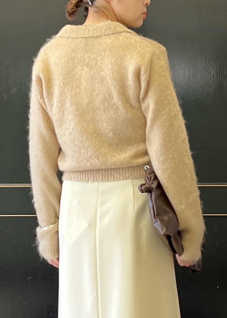 「クラッチバッグ、ベージュ、ニット、長袖、スカート、スリット、ADAM ET ROPÉ、FEMME、骨格ナチュラル、イエベ、きれいめカジュアル、大人カジュアル、秋、冬、秋コーデ」｜「ADAM ET ROPE'のワイドトゥミュール（その他シューズ、ホワイト系）」を使った、tampoさん（レディース・158cm）の秋コーディネートの9枚目の写真