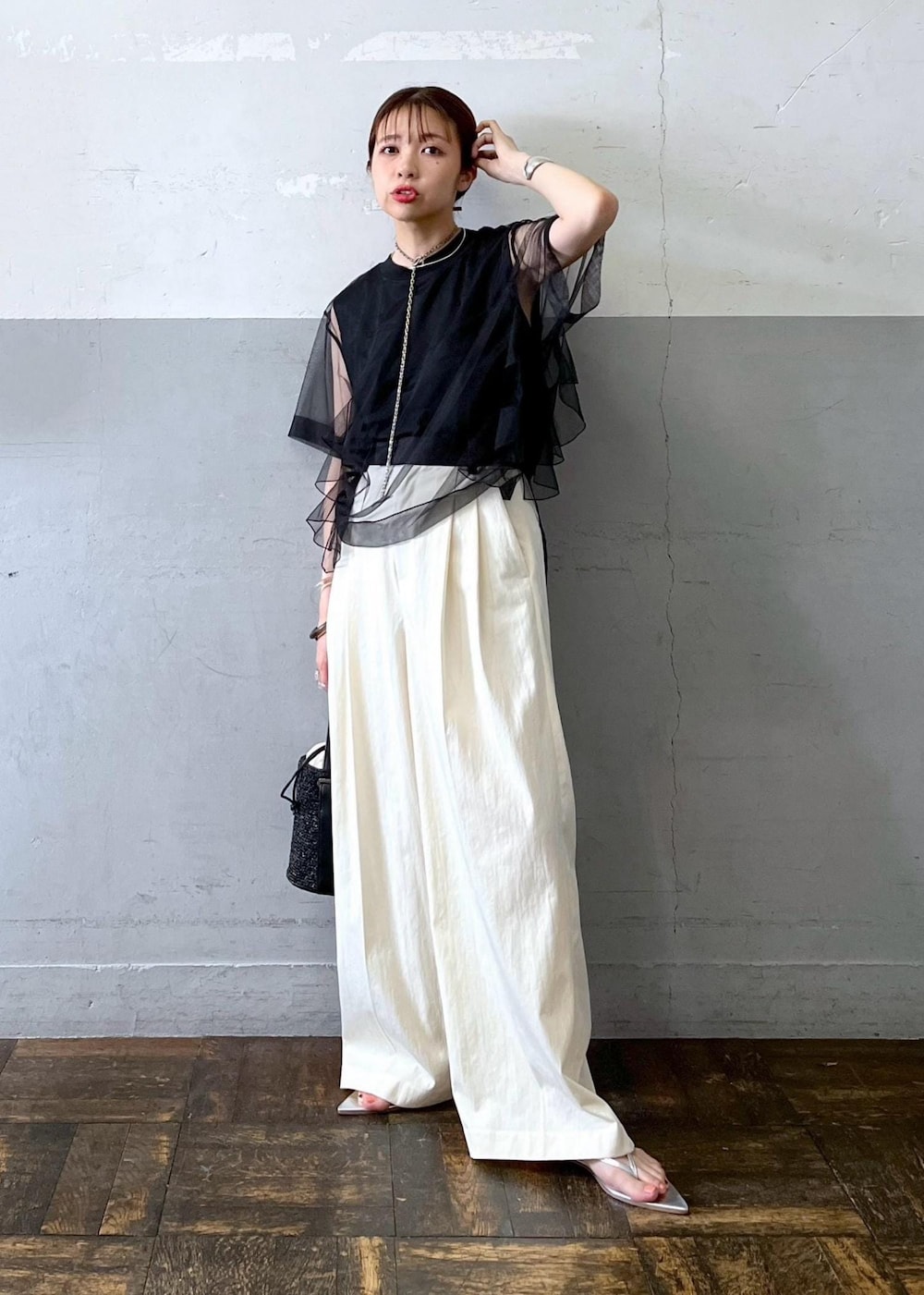 「フリル、ブラック、プルオーバー、カットソー、クルーネック、ホワイト、パンツ、ワイド、ADAM ET ROPÉ、FEMME、骨格ナチュラル、イエベ、きれいめカジュアル、大人カジュアル、夏」｜「ADAM ET ROPE'のストラップビーチサンダル（サンダル、シルバー系）」を使った、tampoさん（レディース・158cm）の春コーディネートの2枚目の写真