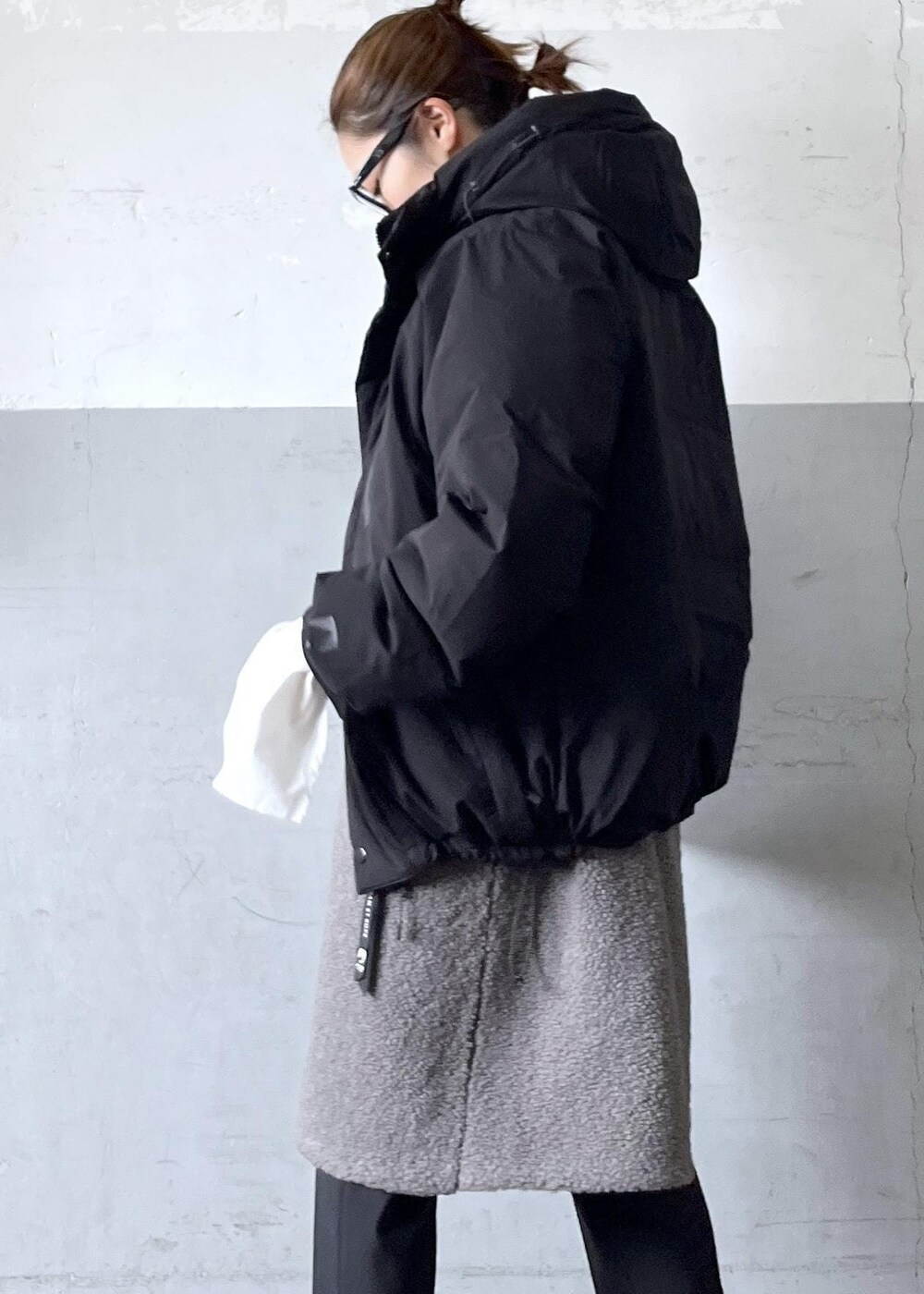 「ボア、ブラック、グレー、長袖、コート、ダウン、パンツ、ADAM ET ROPÉ、FEMME、HOMME、UNISEX、骨格ナチュラル、イエベ、カジュアル、大人カジュアル」｜「ADAM ET ROPE'の【ALLIED/アライド】ショートダウンジャケット / 防水性 / 透湿性 / 保温性 / ユニセックス（ダウンジャケット/コート、ブラック系）」を使った、tampoさん（レディース・158cm）の秋コーディネートの8枚目の写真