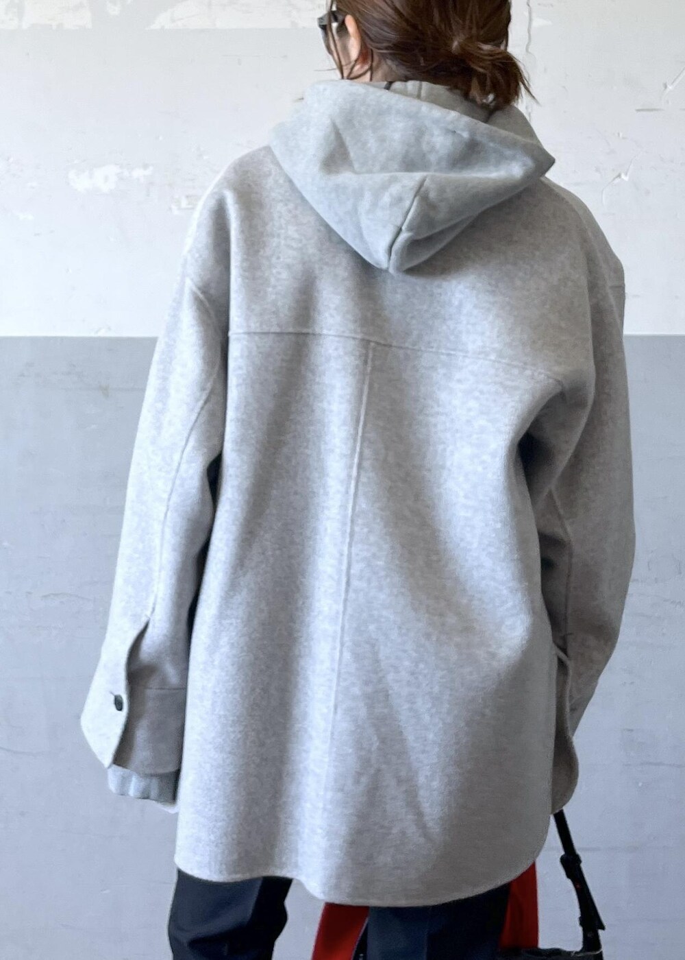 「グレー、長袖、オーバーサイズ、ライトグレー、スウェット、パーカー、パンツ、ローファー、ADAM ET ROPÉ、FEMME、骨格ナチュラル、イエベ、カジュアル、大人カジュアル、スポーティー」|「ADAM ET ROPE'の【晴雨兼用】ボリュームローファー(レインシューズ、ブラック系)」を使った、tampoさん(レディース・158cm)の秋コーディネートの9枚目の写真