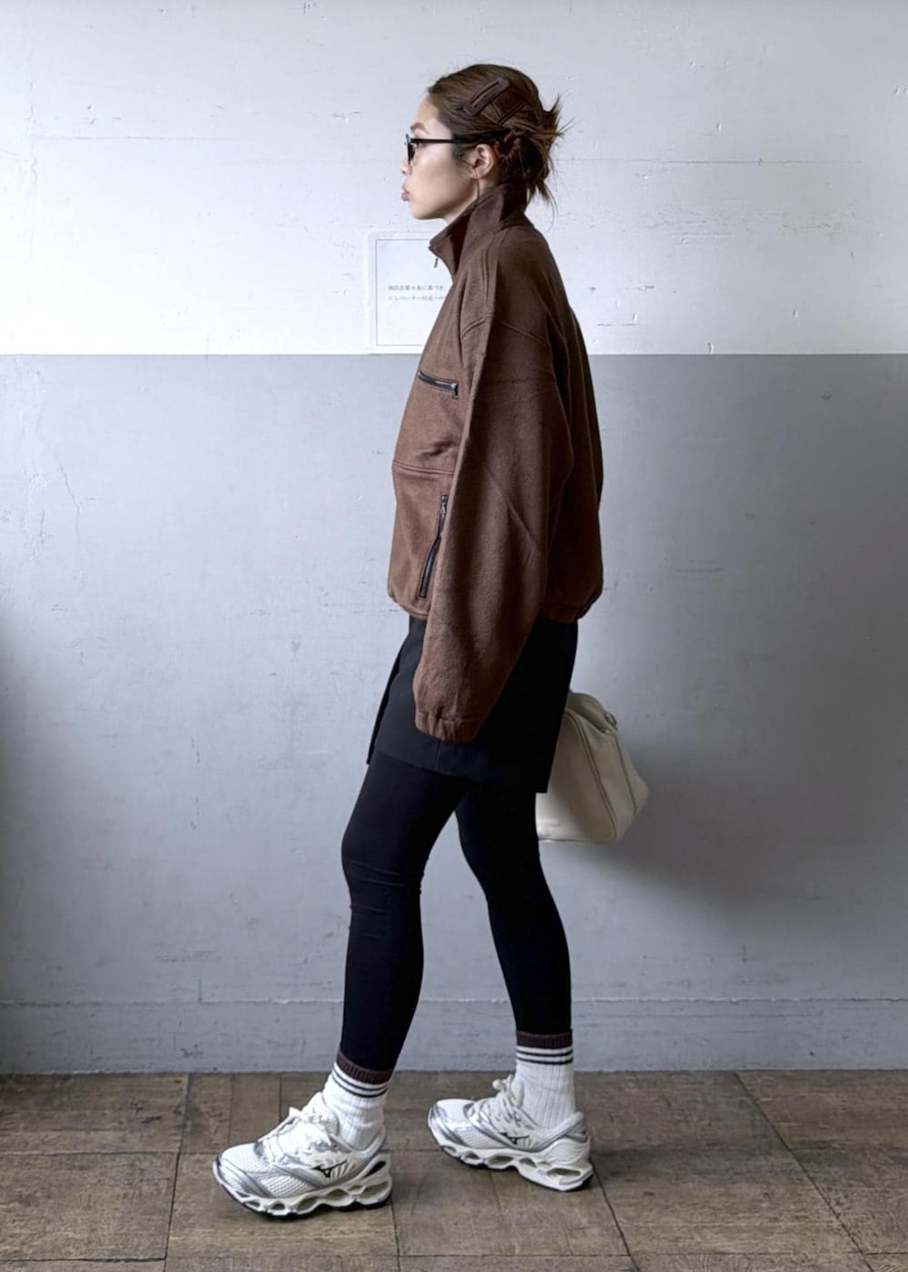 ブラック系のその他パンツ、ベージュ系のブルゾン、ホワイト系のスニーカーを着用したレディースの秋コーディネートの9枚目の写真