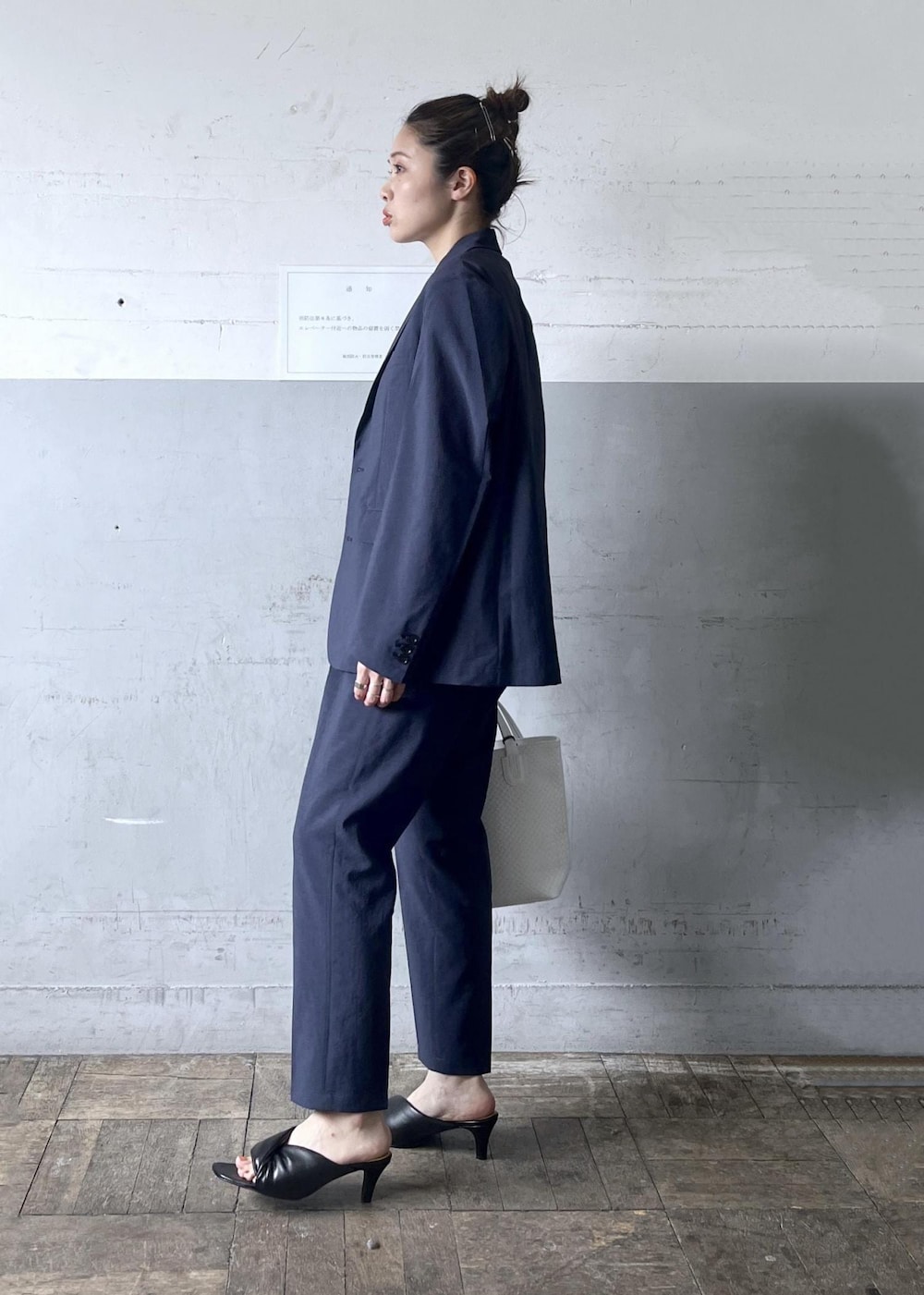 「FEMME、HOMME、UNISEX、骨格ナチュラル、イエベ、セットアップ対応、セットアイテム、SETアイテム、夏、夏ファッション、スタイルカバー、洗える、ウォッシャブル、Tシャツ、スラックスパンツ」｜「ADAM ET ROPE'のツイストパデッドミュール（サンダル、ブラック系）」を使った、tampoさん（レディース・158cm）の春コーディネートの8枚目の写真