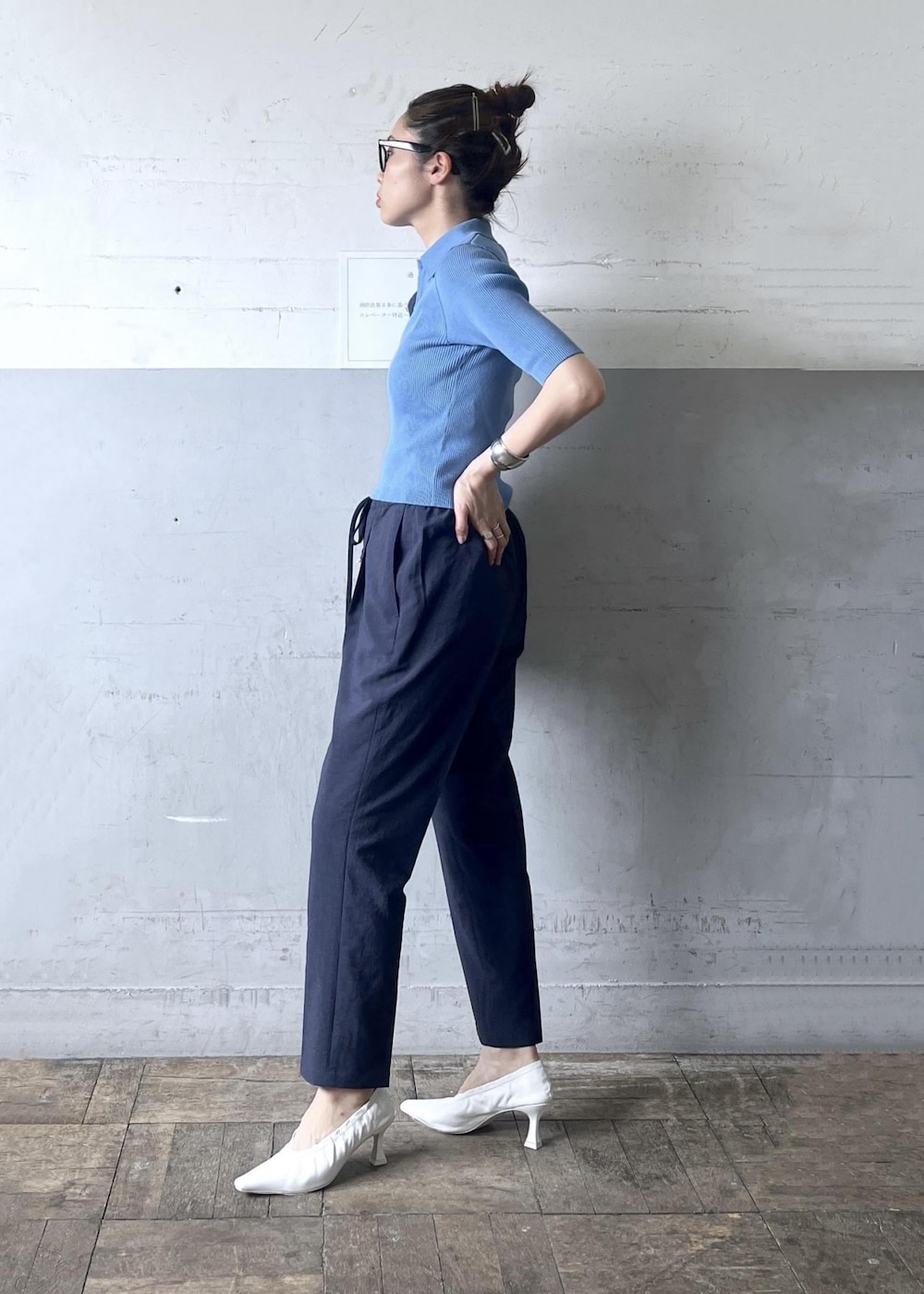 「オーラリー、auralee、FEMME、HOMME、UNISEX、骨格ナチュラル、イエベ、セットアップ対応、夏、夏ファッション、洗える、ウォッシャブル、スラックスパンツ、メガネ、ブルー」｜「ADAM ET ROPE'のメタルカーブチョーカー（チョーカー、シルバー系）」を使った、tampoさん（レディース・158cm）の春コーディネートの2枚目の写真