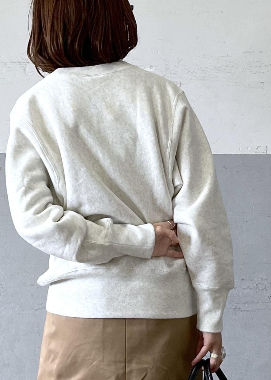 「プルオーバー、長袖、ロゴ、クルーネック、スウェット、ベージュ、スカート、ミニ、膝上丈、パンプス、ADAM ET ROPÉ、FEMME、骨格ナチュラル、イエベ、カジュアル」|「ADAM ET ROPE'のメモリーサテンチノミニスカート(スカート、ベージュ系)」を使った、tampoさん(レディース・158cm)の秋コーディネートの7枚目の写真