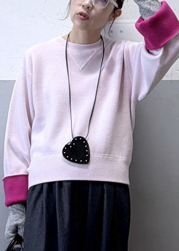 ブラック系のショルダーバッグ、グレー系のスラックス、ピンク系のニット/セーターを着用したレディースの秋コーディネートの4枚目の写真