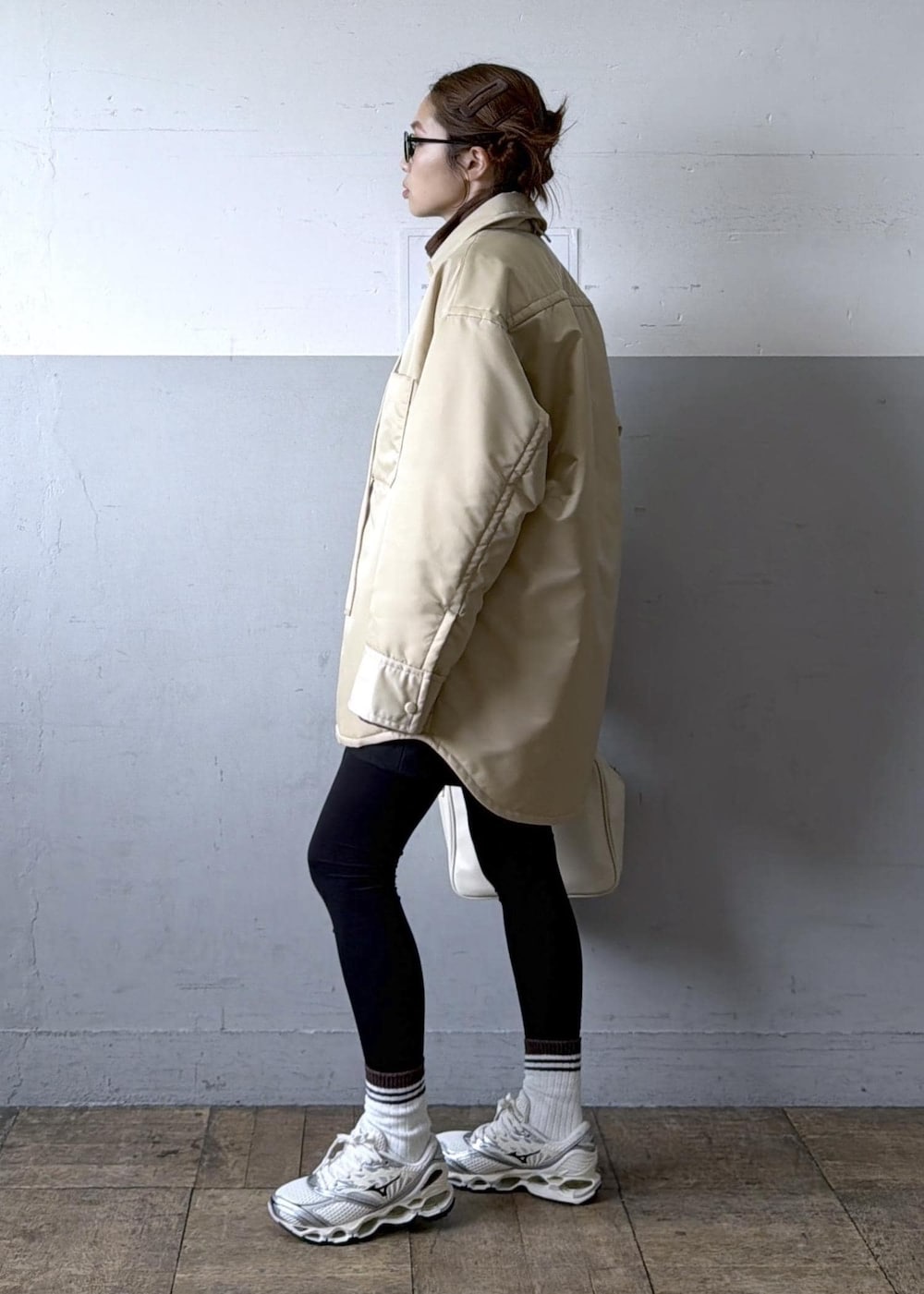 ブラック系のその他パンツ、ベージュ系のブルゾン、ホワイト系のスニーカーを着用したレディースの秋コーディネートの3枚目の写真