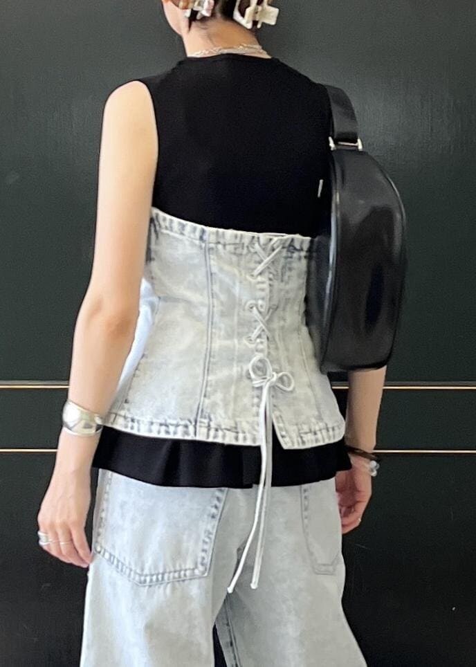 「ビスチェ、ブラック、ノースリーブ、ベスト、パンツ、ブルー、デニム、ライトブルー、サンダル、ヒール、ADAM ET ROPÉ、FEMME、骨格ナチュラル、イエベ、カジュアル」|「ADAM ET ROPE'のナローラインサンダル(サンダル、ブラック系)」を使った、tampoさん(レディース・158cm)の夏コーディネートの8枚目の写真