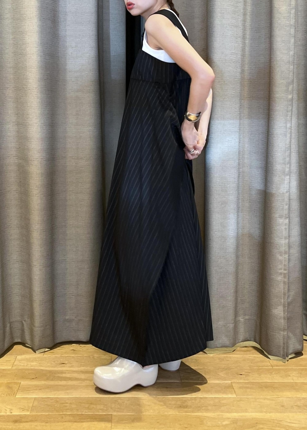 「イエベ春、イエべスプリング、ナチュラル、タンクトップ、sisi joia、シシ ジョイア、ブラック、ワンピース、ノースリーブ、マキシ、ホワイト、ミュール、ADAM ET ROPÉ、FEMME、骨格ナチュラル」|「ADAM ET ROPE'の【サステナブル】2WAYシルエットジャンパースカート(ジャンパースカート、ブラック系)」を使った、tampoさん(レディース・158cm)の夏コーディネートの5枚目の写真