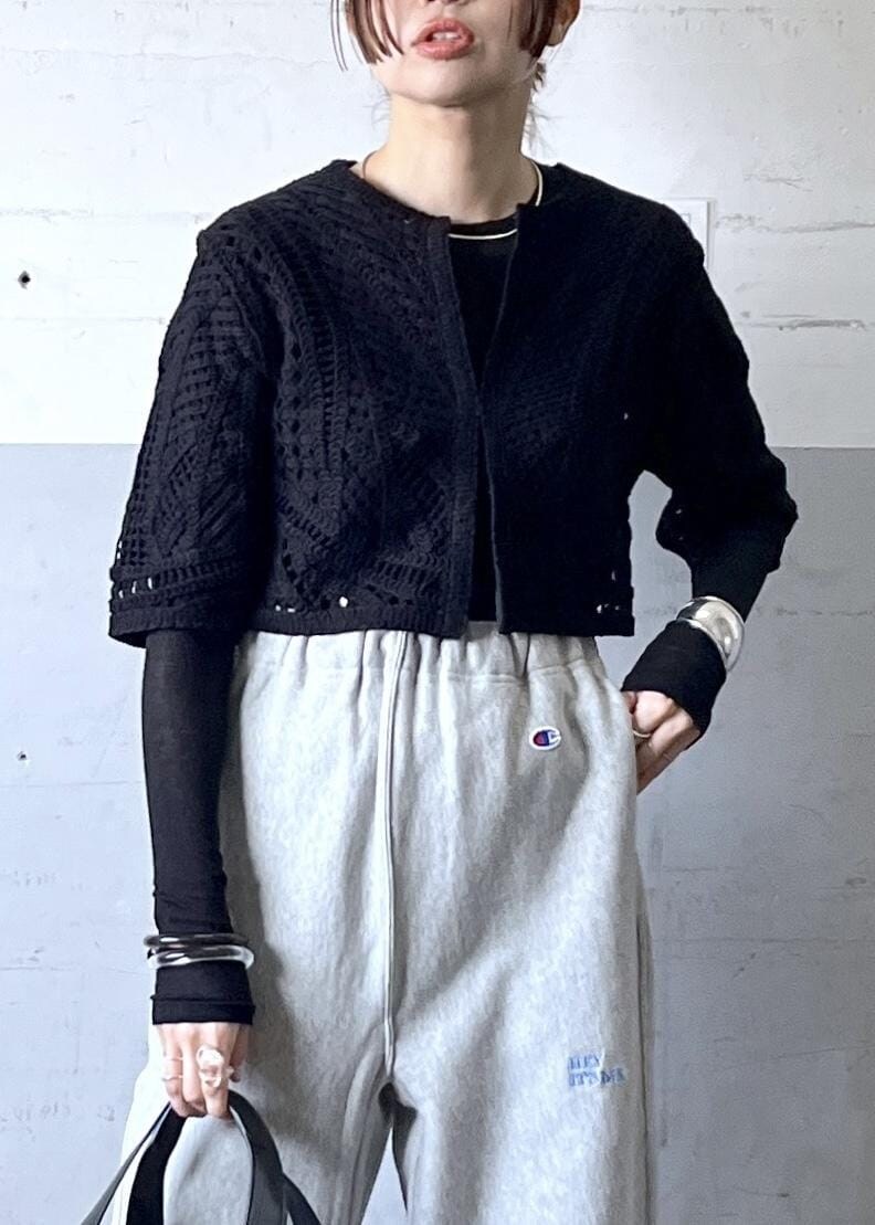 「初春コーデ、春コーデ、デートコーデ、お出かけコーデ、女子会コーデ、レイヤード、パンツスタイル、体型カバー、別注アイテム、コラボアイテム、ADAM ET ROPÉ、ナチュラル、イエベ春、敏感、トップス」｜「ADAM ET ROPE'の【オケージョン】ハーフスリーブレースボレロ（カーディガン/ボレロ、ブラック系）」を使った、tampoさん（レディース・158cm）の冬コーディネートの6枚目の写真