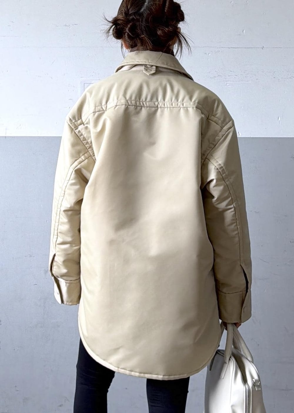 ブラック系のその他パンツ、ベージュ系のブルゾン、ホワイト系のスニーカーを着用したレディースの秋コーディネートの7枚目の写真