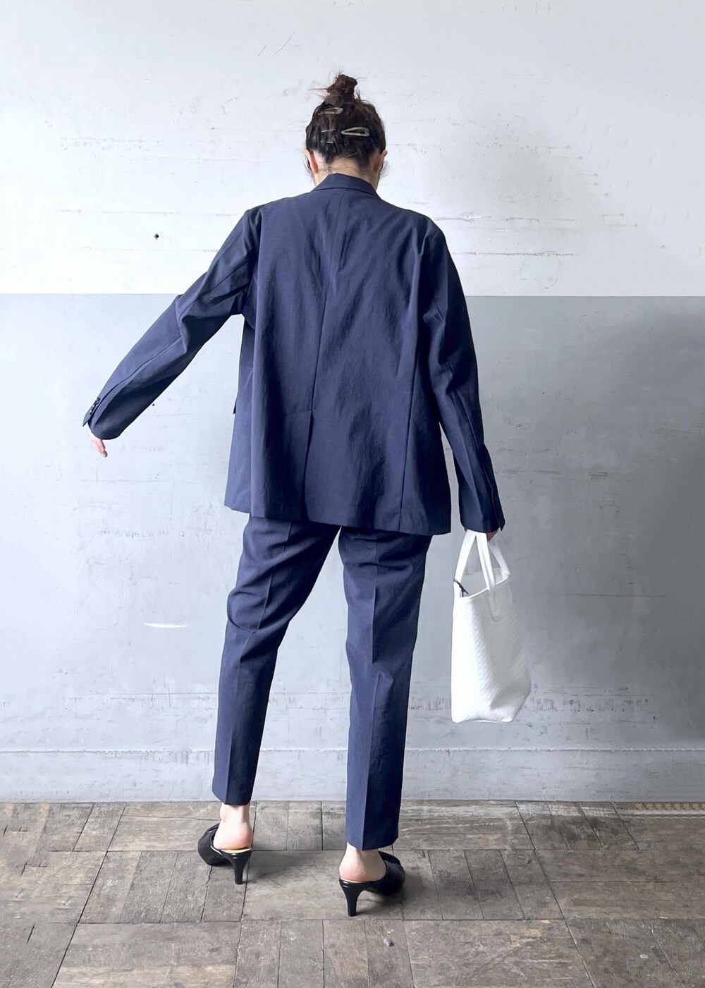 「FEMME、HOMME、UNISEX、骨格ナチュラル、イエベ、セットアップ対応、セットアイテム、SETアイテム、夏、夏ファッション、スタイルカバー、洗える、ウォッシャブル、Tシャツ、スラックスパンツ」｜「ADAM ET ROPE'のツイストパデッドミュール（サンダル、ブラック系）」を使った、tampoさん（レディース・158cm）の春コーディネートの9枚目の写真