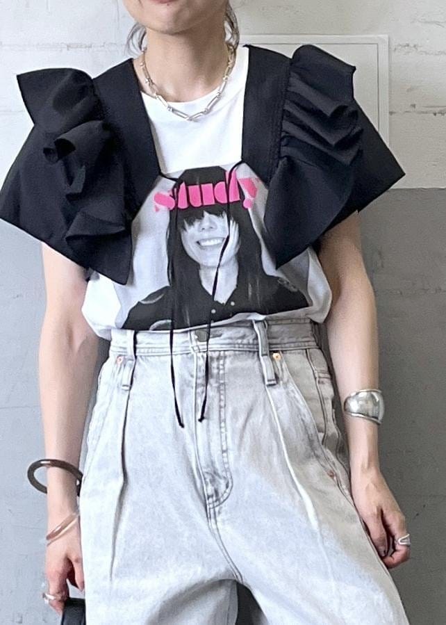 「ボレロ、フリル、ブラック、ホワイト、Tシャツ、半袖、プリント、パンツ、デニム、サンダル、ヒール、ADAM ET ROPÉ、FEMME、骨格ナチュラル、イエベ」｜「ADAM ET ROPE'の【環境配慮】ディープライズワイドデニム（デニムパンツ、ブラック系）」を使った、tampoさん（レディース・158cm）の夏コーディネートの5枚目の写真