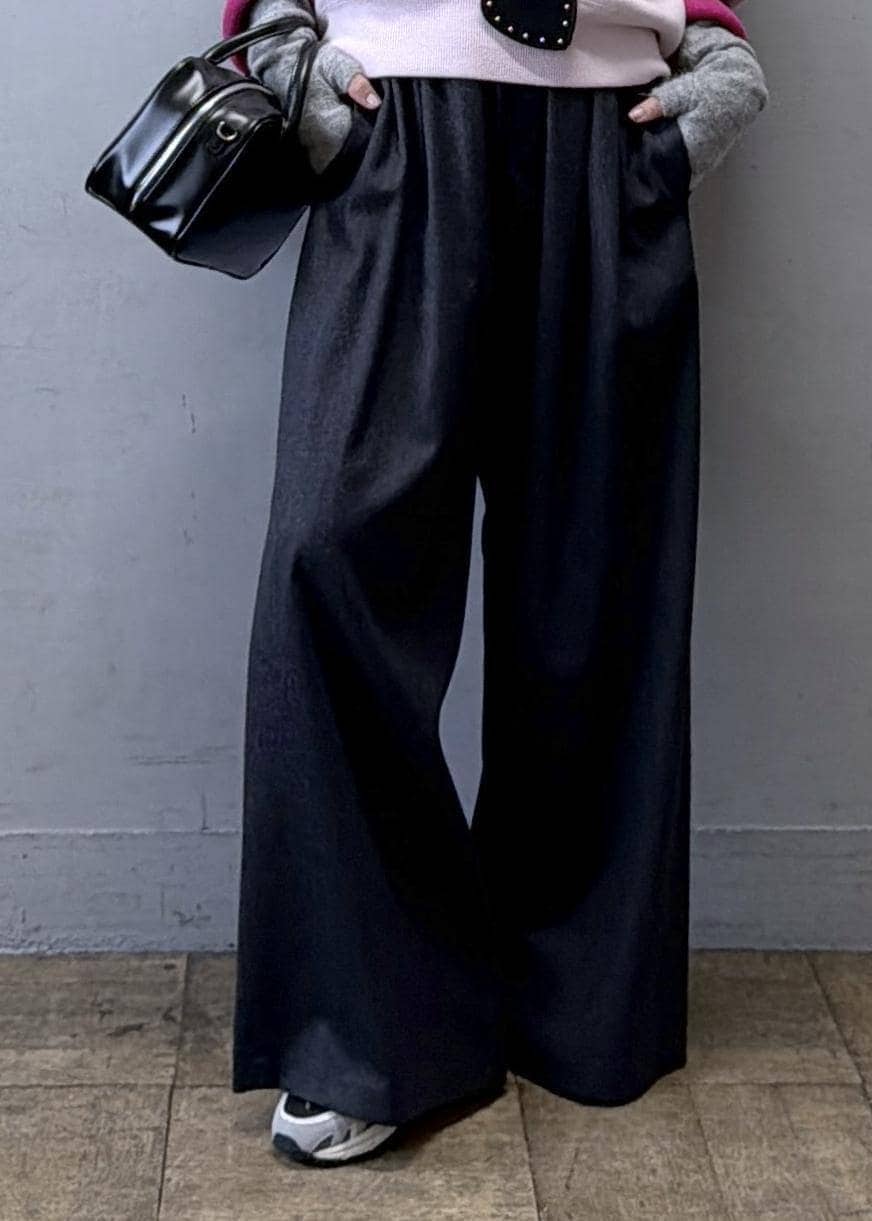 ブラック系のショルダーバッグ、グレー系のスラックス、ピンク系のニット/セーターを着用したレディースの秋コーディネートの8枚目の写真