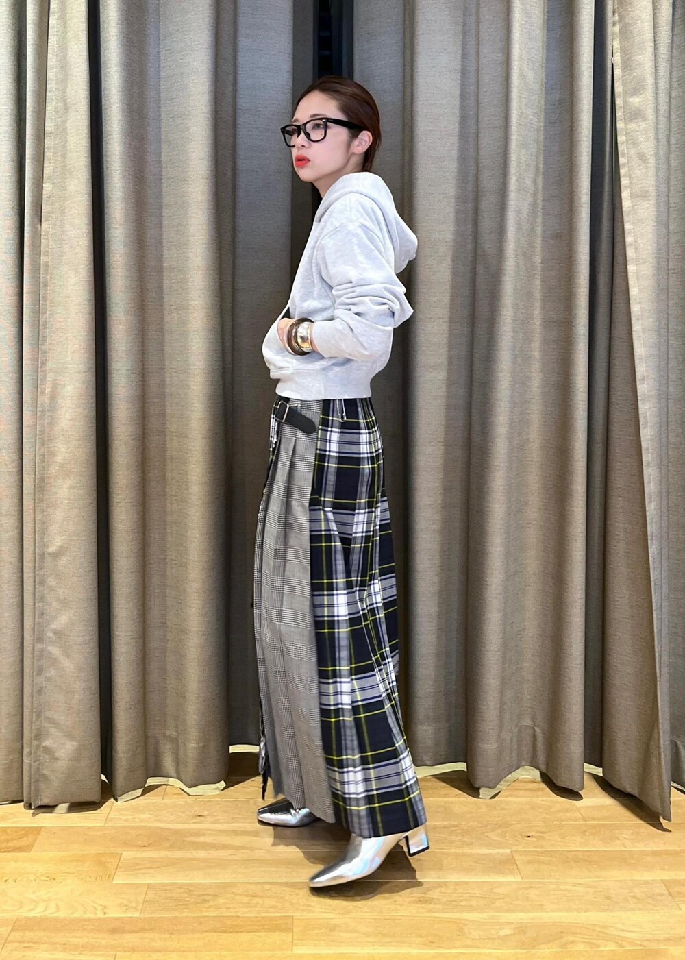 「o'neil of dublin、オニール オブ ダブリン、sporty&rich、スポーティー&リッチ、イエベ春、イエベスプリング、ナチュラル、ラップスカート、ロング、マキシ、別注、グレー、長袖、スウェット、パーカー」｜「ADAM ET ROPE'のダブルポケット2wayバッグ（ショルダーバッグ、ブラック系）」を使った、tampoさん（レディース・158cm）の秋コーディネートの2枚目の写真