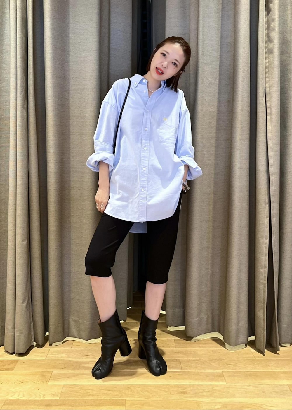 「parrott canvas、パロット キャンバス、mary al terna、メアリ オル ターナ、イエベ春、イエベスプリング、ナチュラル、シャツ、ライトブルー、襟、ブラック、ハーフパンツ、ブーツ、ショートブーツ、ADAM ET ROPÉ」｜「MARY AL TERNAの【MARY AL TERNA】TWINKLE（ショルダーバッグ、ブラック系）」を使った、tampoさん（レディース・158cm）の夏コーディネートの2枚目の写真