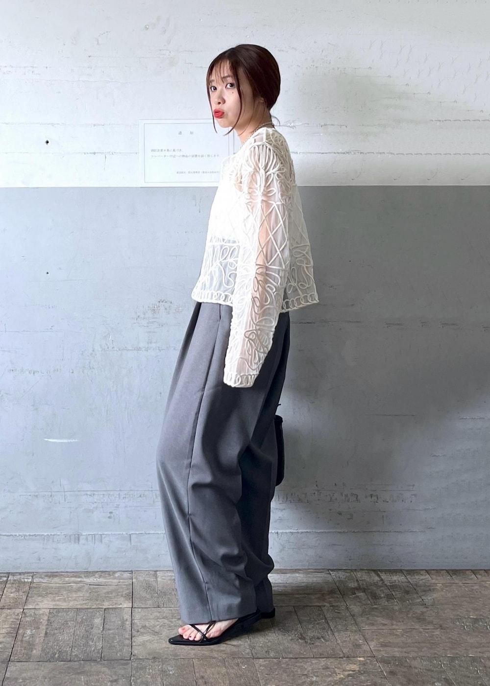 「羽織り、ホワイト、長袖、刺繍、パンツ、グレー、ハイウエスト、センタープレス、チャコールグレー、サンダル、フラット、ADAM ET ROPÉ、FEMME、骨格ナチュラル、イエベ」｜「ADAM ET ROPE'のナローフラットサンダル（サンダル、ブラック系）」を使った、tampoさん（レディース・158cm）の夏コーディネートの3枚目の写真