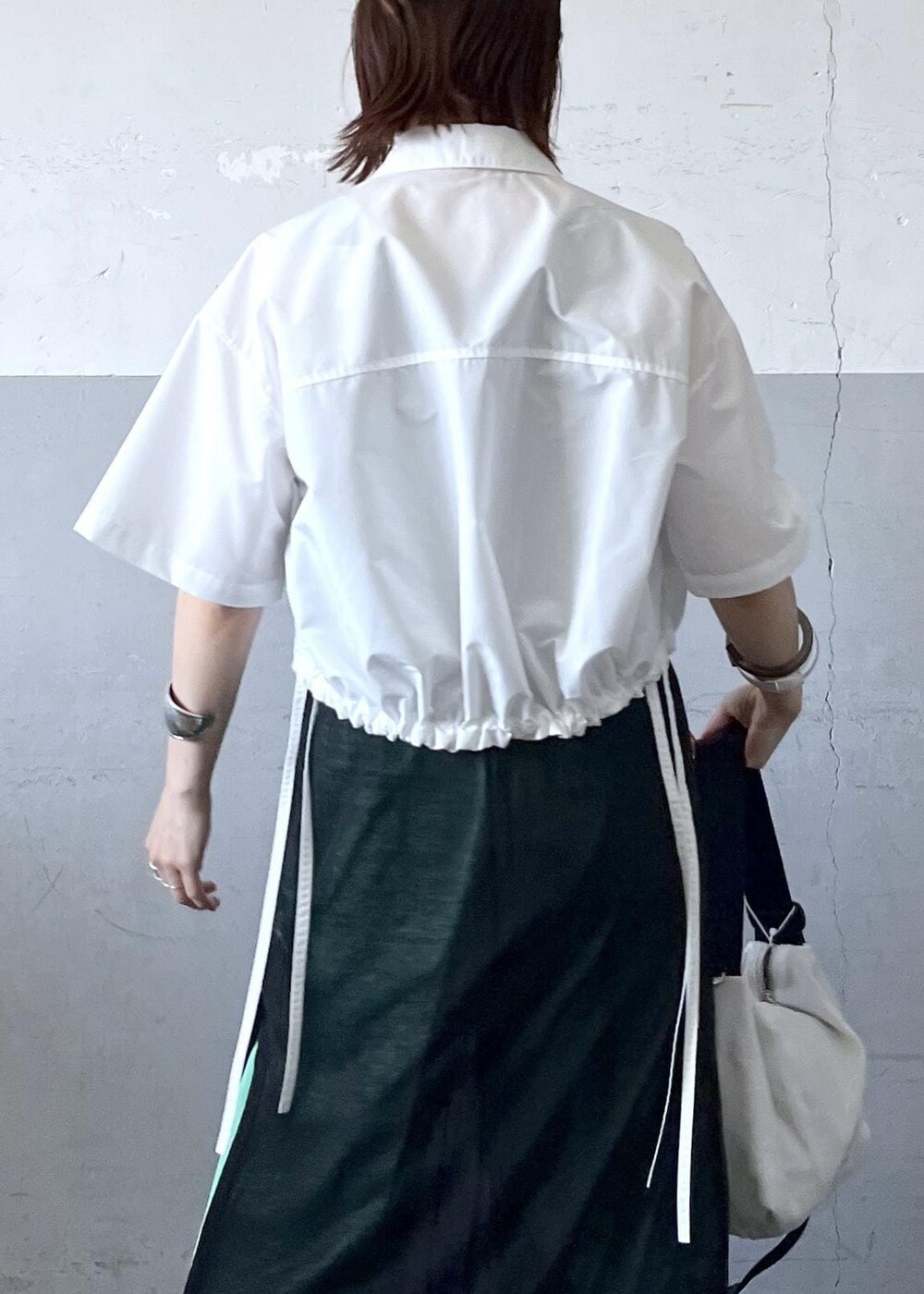 「オーラリー、トーアンドトー、auralee、taw&toe、レイヤード、ホワイト、シャツ、半袖、ポケット、五分袖、胸ポケット、パンツ、ADAM ET ROPÉ、FEMME、骨格ナチュラル」｜「ADAM ET ROPE'の【サステナブル】メッシュショルダー（ショルダーバッグ、ホワイト系）」を使った、tampoさん（レディース・158cm）の春コーディネートの7枚目の写真